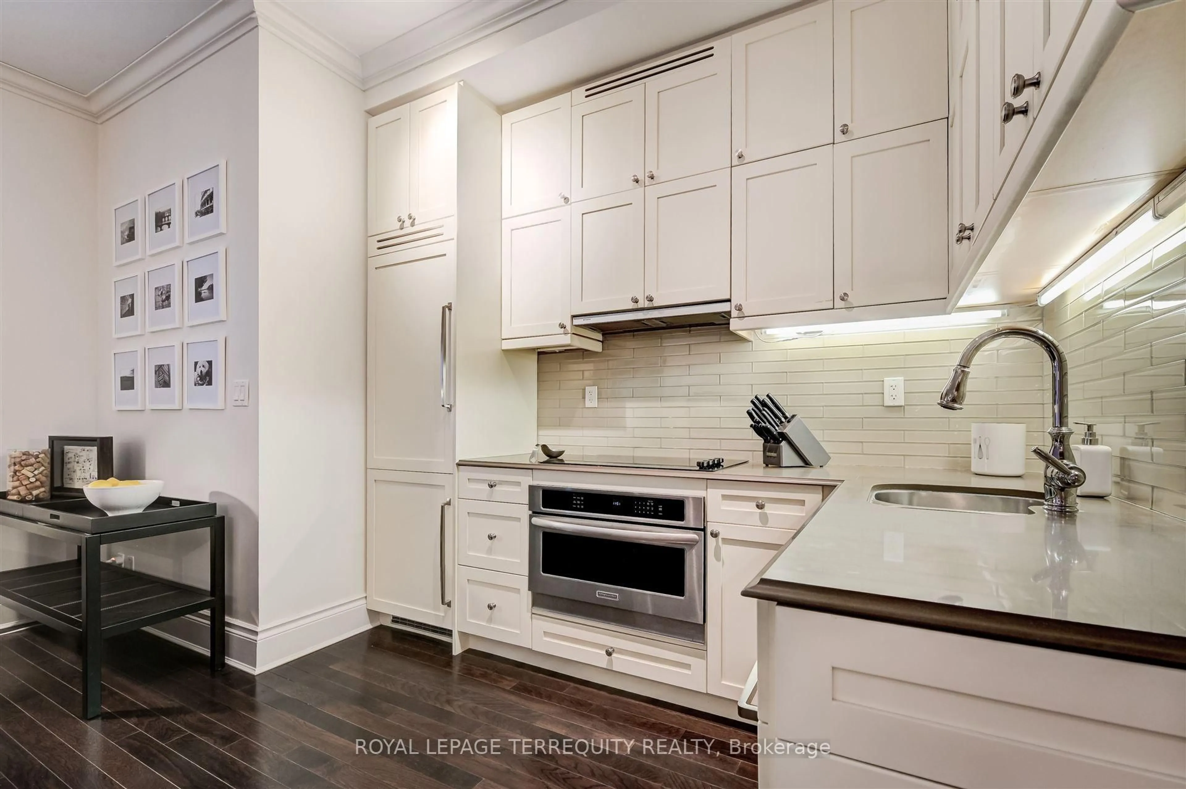 Standard kitchen, wood/laminate floor for 22 Leader Lane #332, Toronto Ontario M5E 0B2