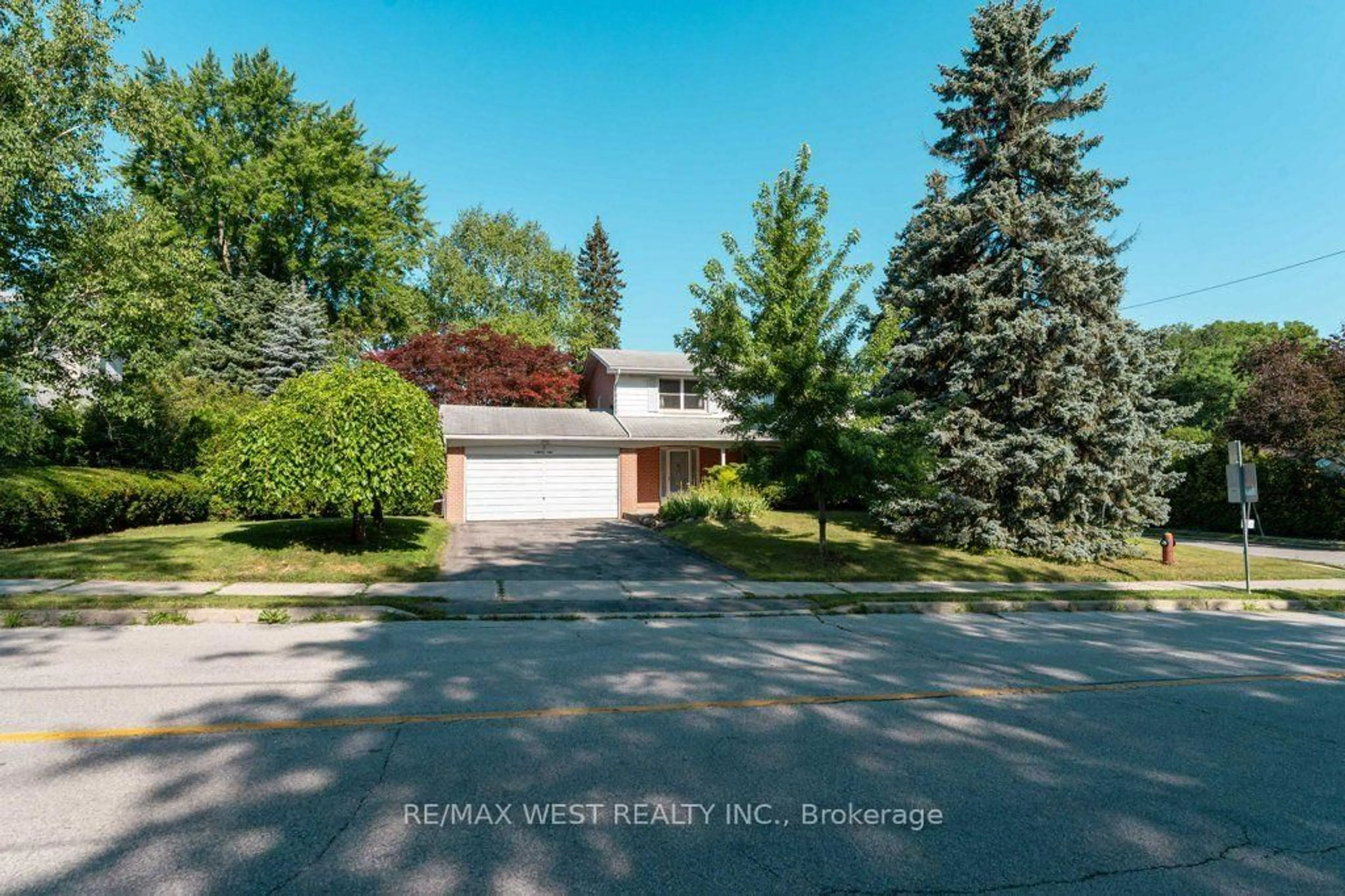 A pic from outside/outdoor area/front of a property/back of a property/a pic from drone, street for 2 Robinter Dr, Toronto Ontario M2M 3P9