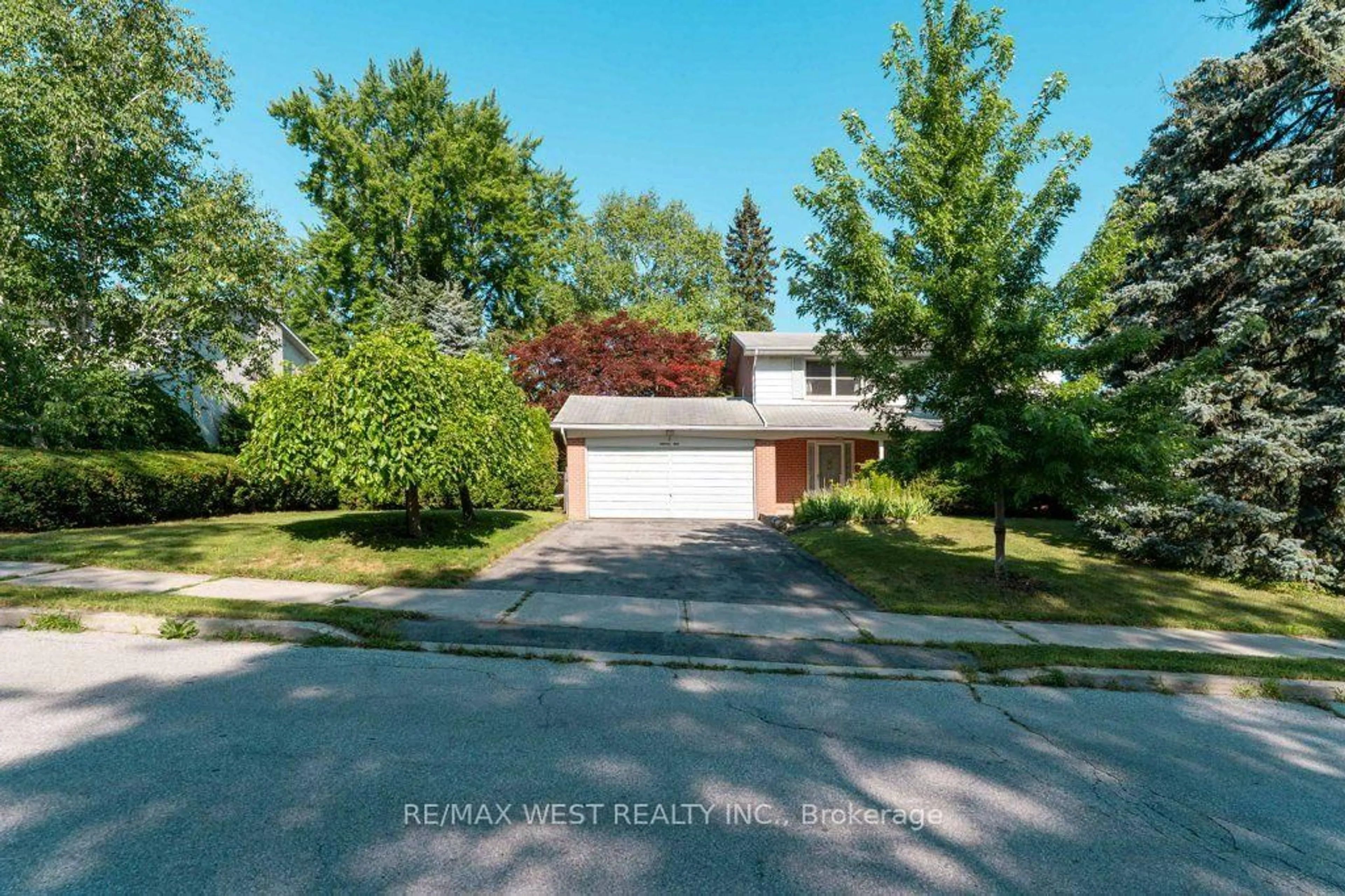 A pic from outside/outdoor area/front of a property/back of a property/a pic from drone, street for 2 Robinter Dr, Toronto Ontario M2M 3P9