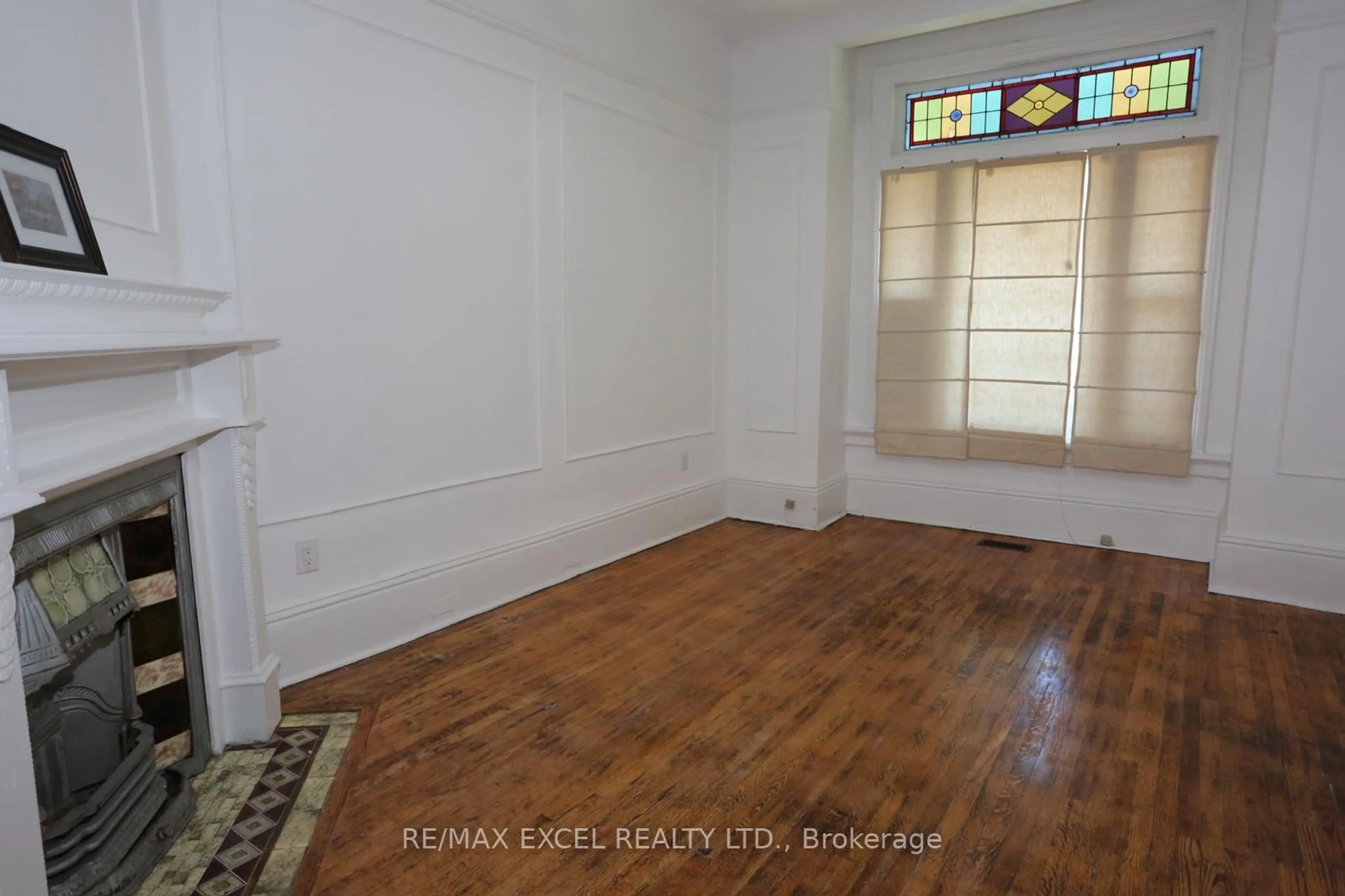 A pic of a room for 15 Oxford St, Toronto Ontario M5T 1N8