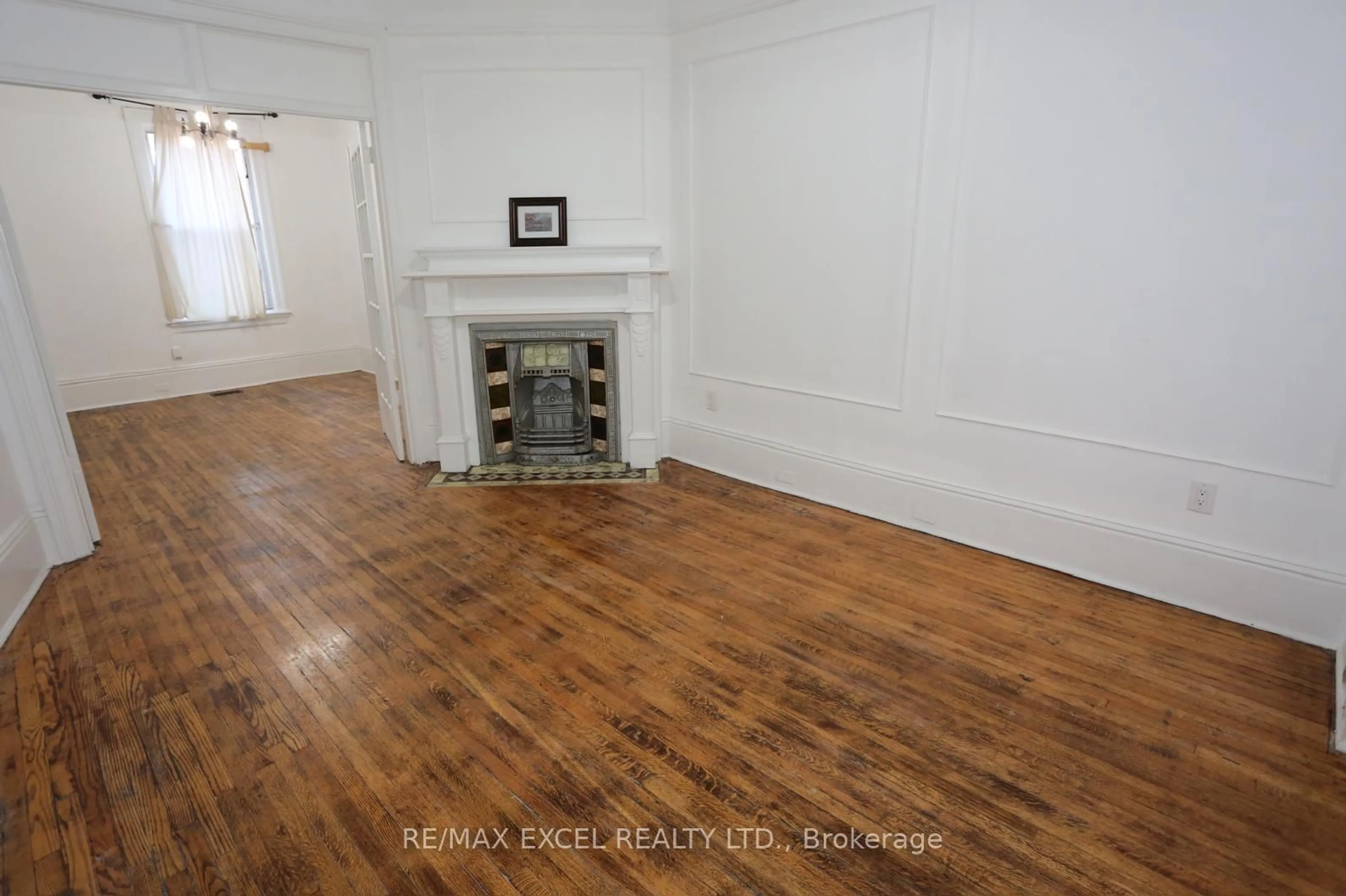 A pic of a room for 15 Oxford St, Toronto Ontario M5T 1N8