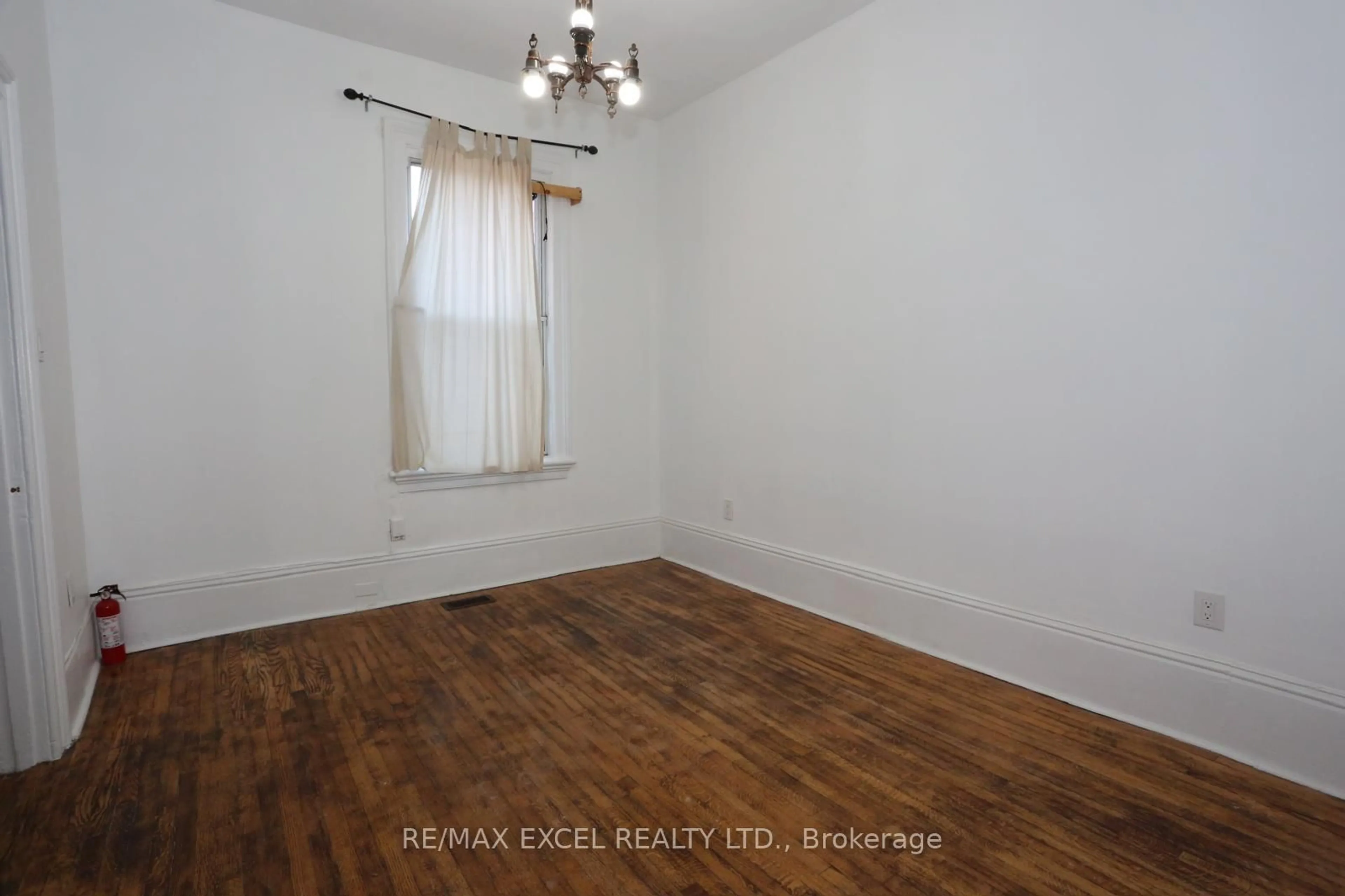 A pic of a room for 15 Oxford St, Toronto Ontario M5T 1N8