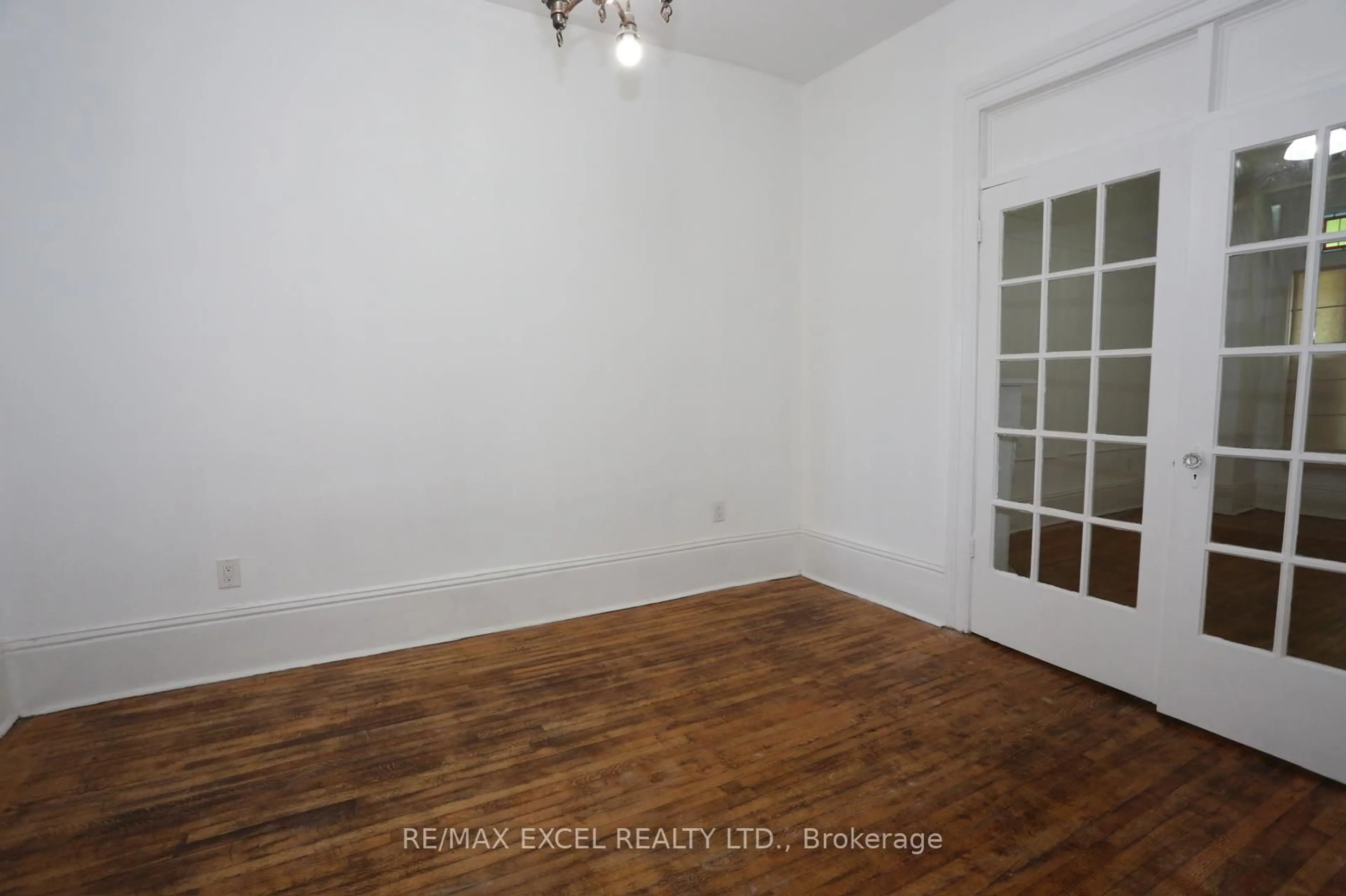 A pic of a room for 15 Oxford St, Toronto Ontario M5T 1N8