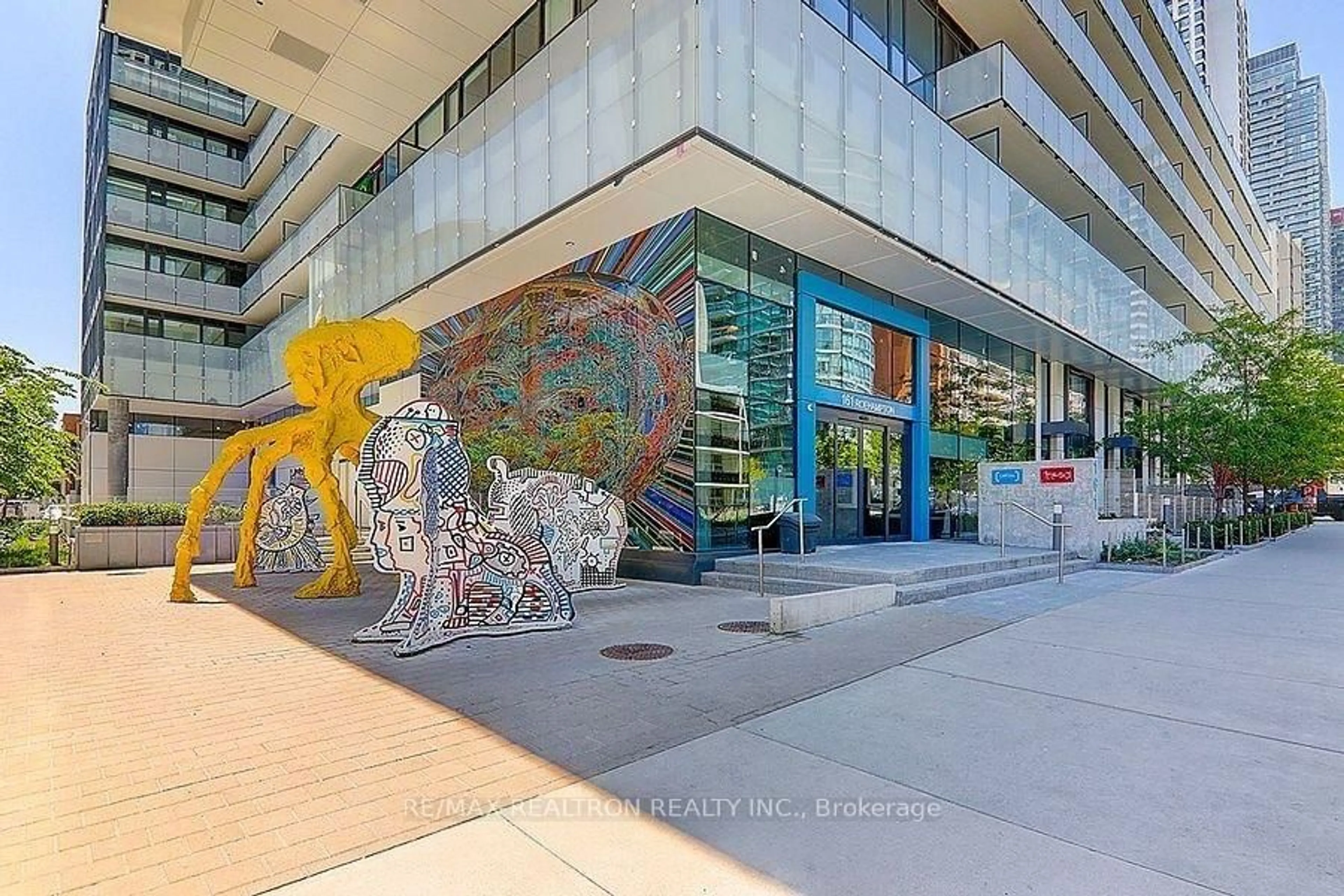 Indoor foyer for 161 Roehampton Ave #2708, Toronto Ontario M4P 1P9