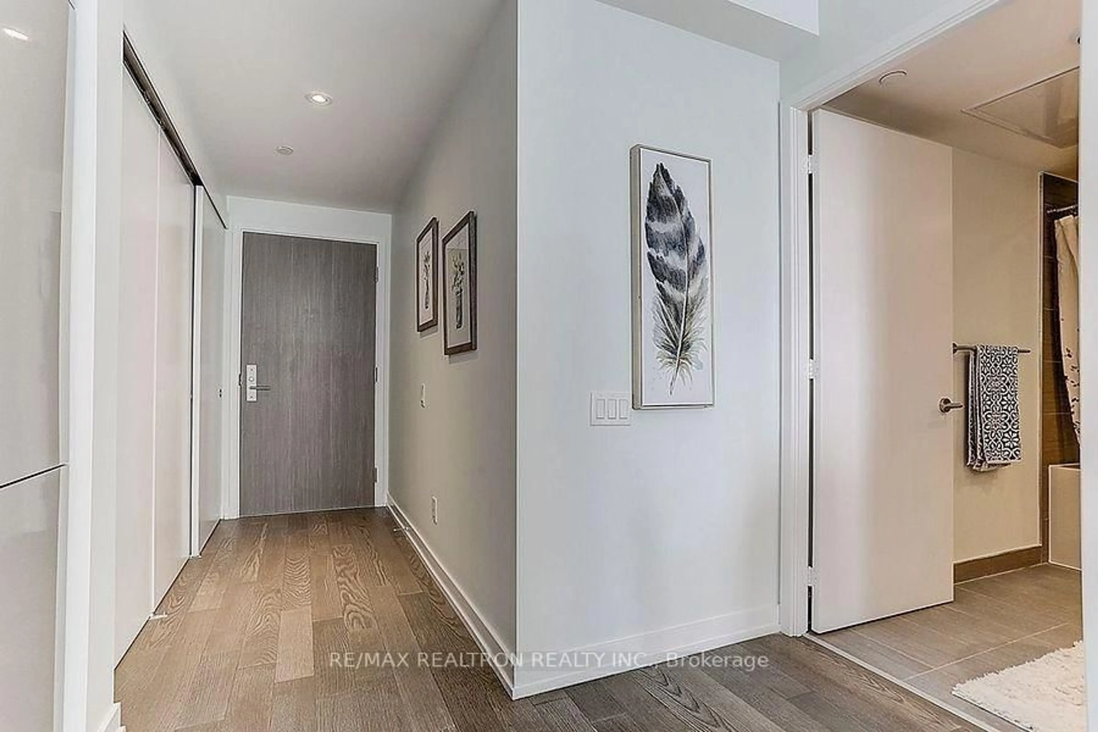 Indoor entryway for 161 Roehampton Ave #2708, Toronto Ontario M4P 1P9