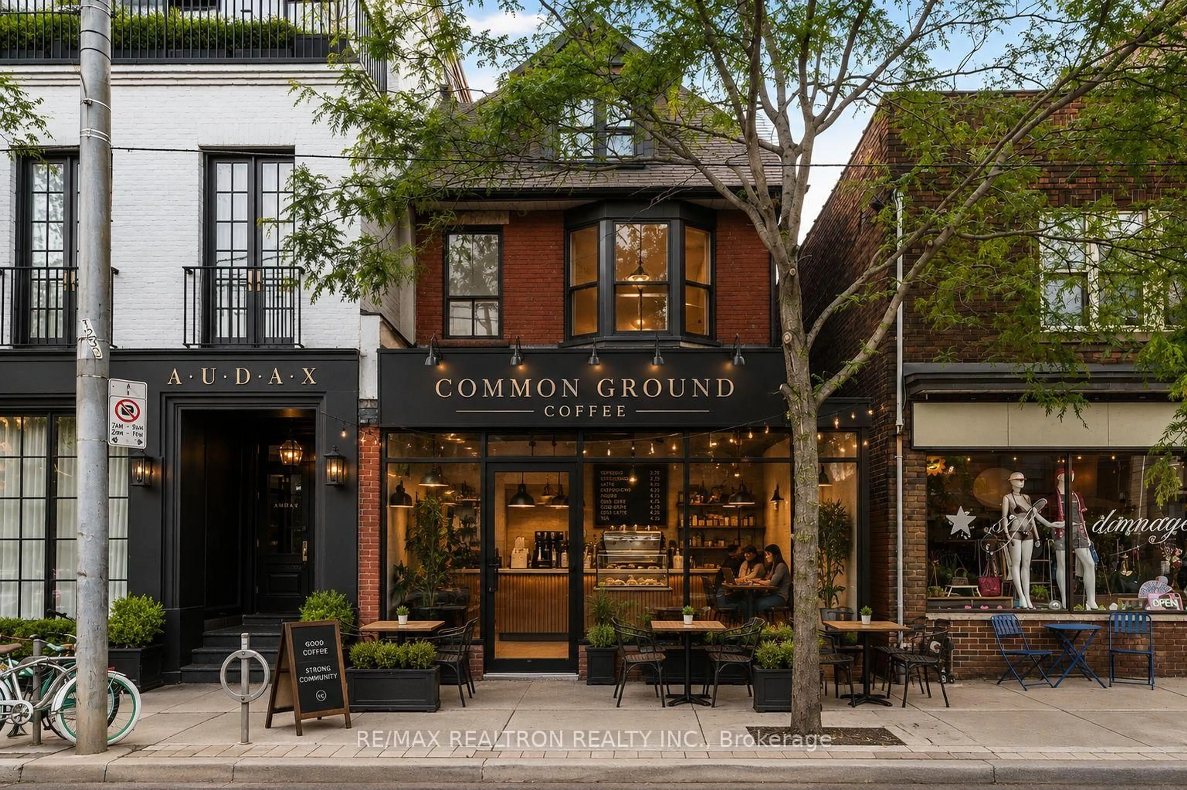 Patio, street for 1000 Dundas St, Toronto Ontario M6J 1W6