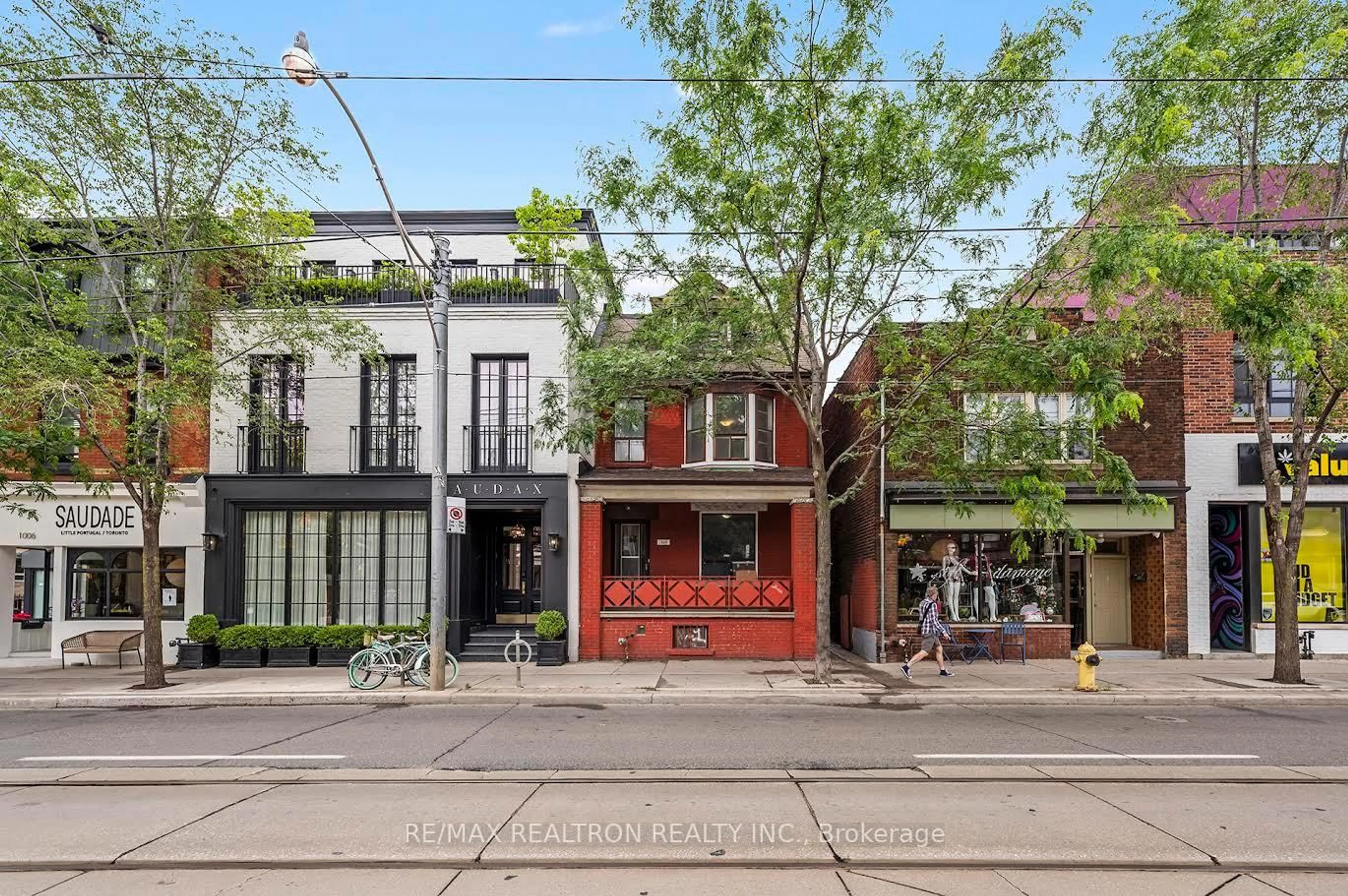 Patio, street for 1000 Dundas St, Toronto Ontario M6J 1W6