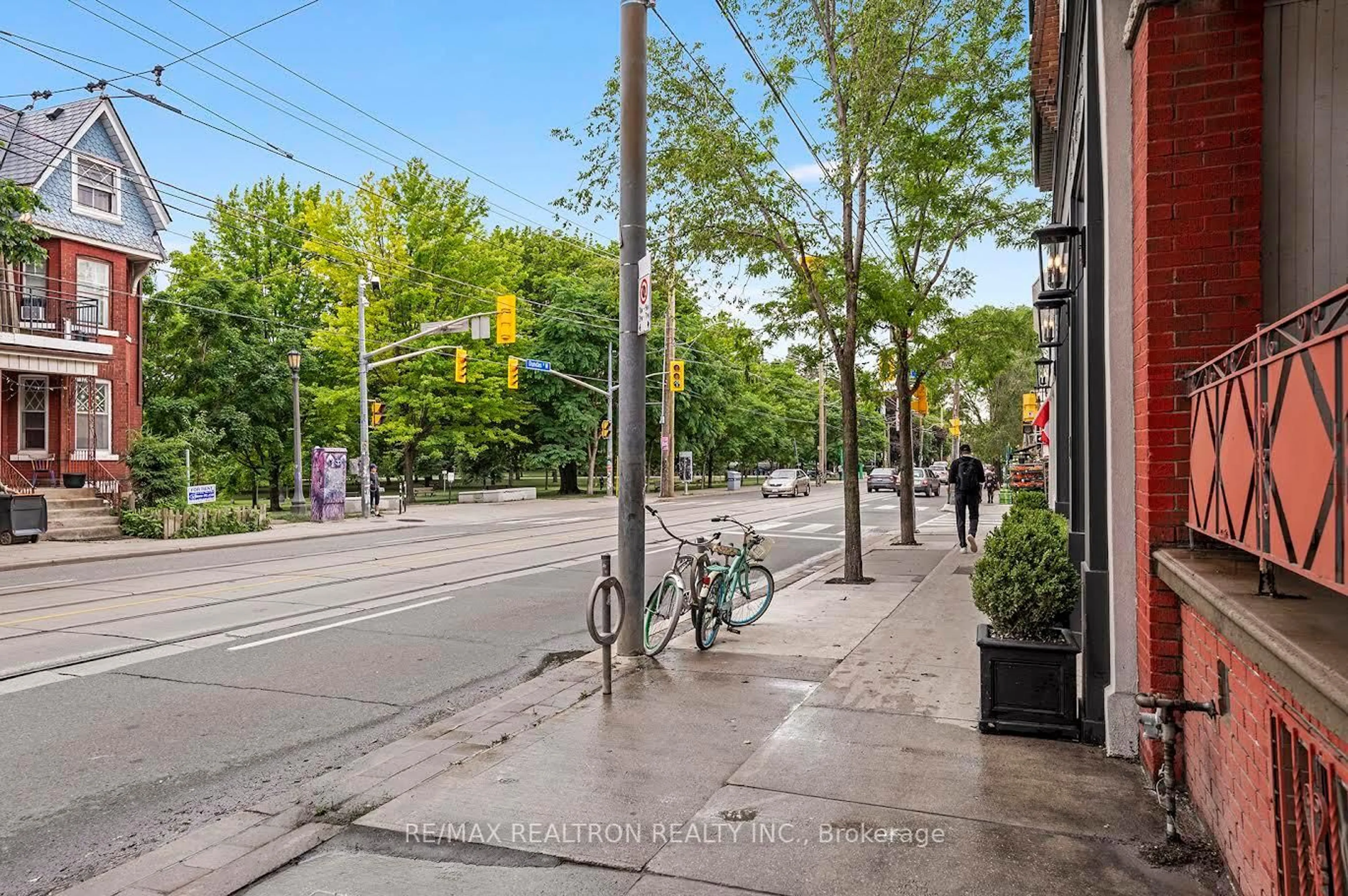 Patio, street for 1000 Dundas St, Toronto Ontario M6J 1W6