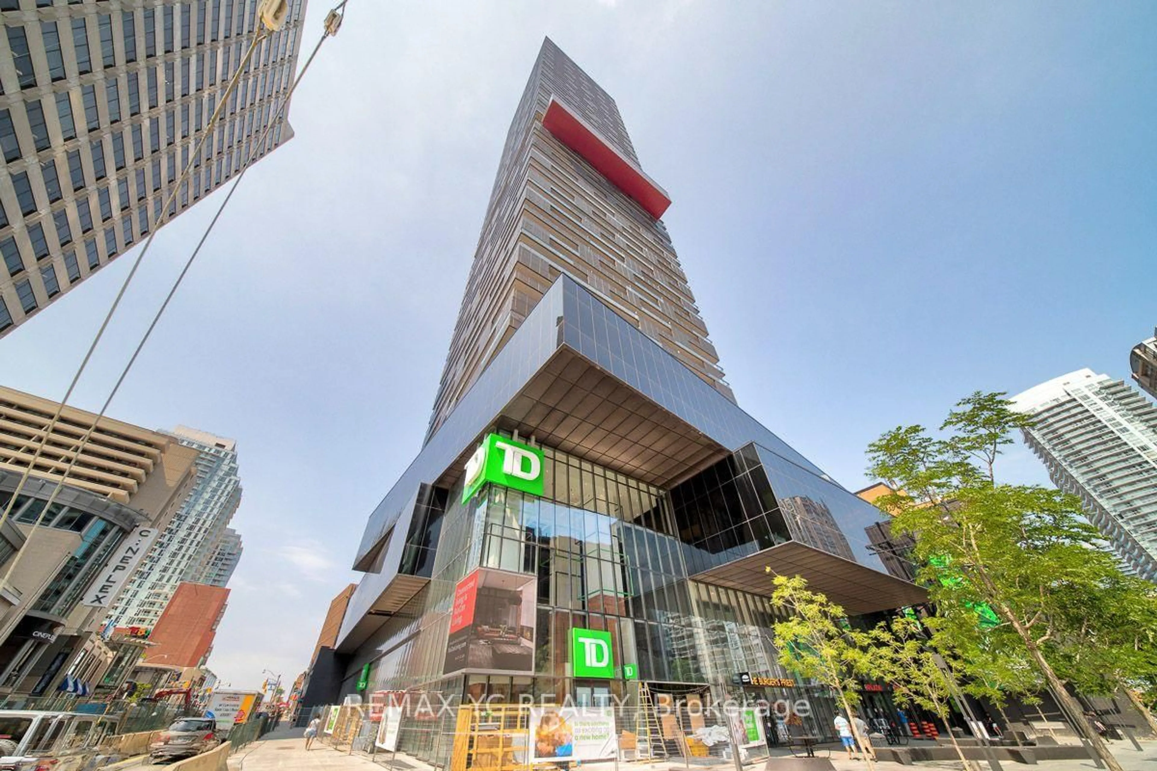 Indoor foyer for 8 Eglinton Ave #4812, Toronto Ontario M4P 1A6