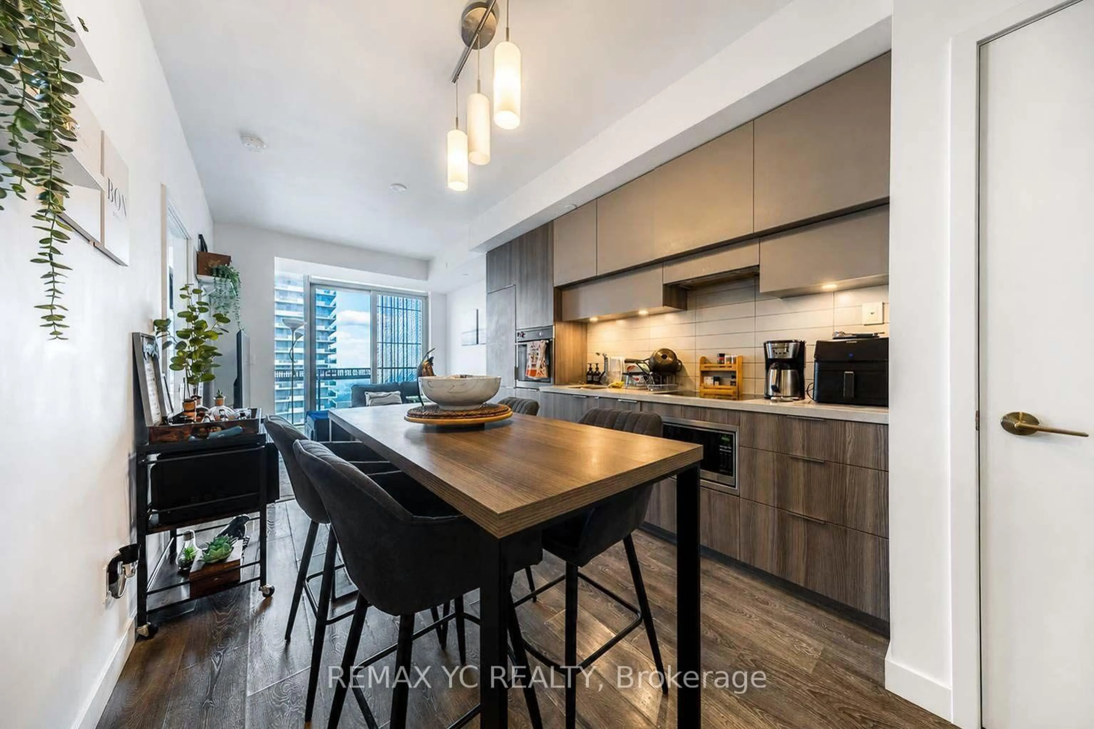 Open concept kitchen, wood/laminate floor for 8 Eglinton Ave #4812, Toronto Ontario M4P 1A6