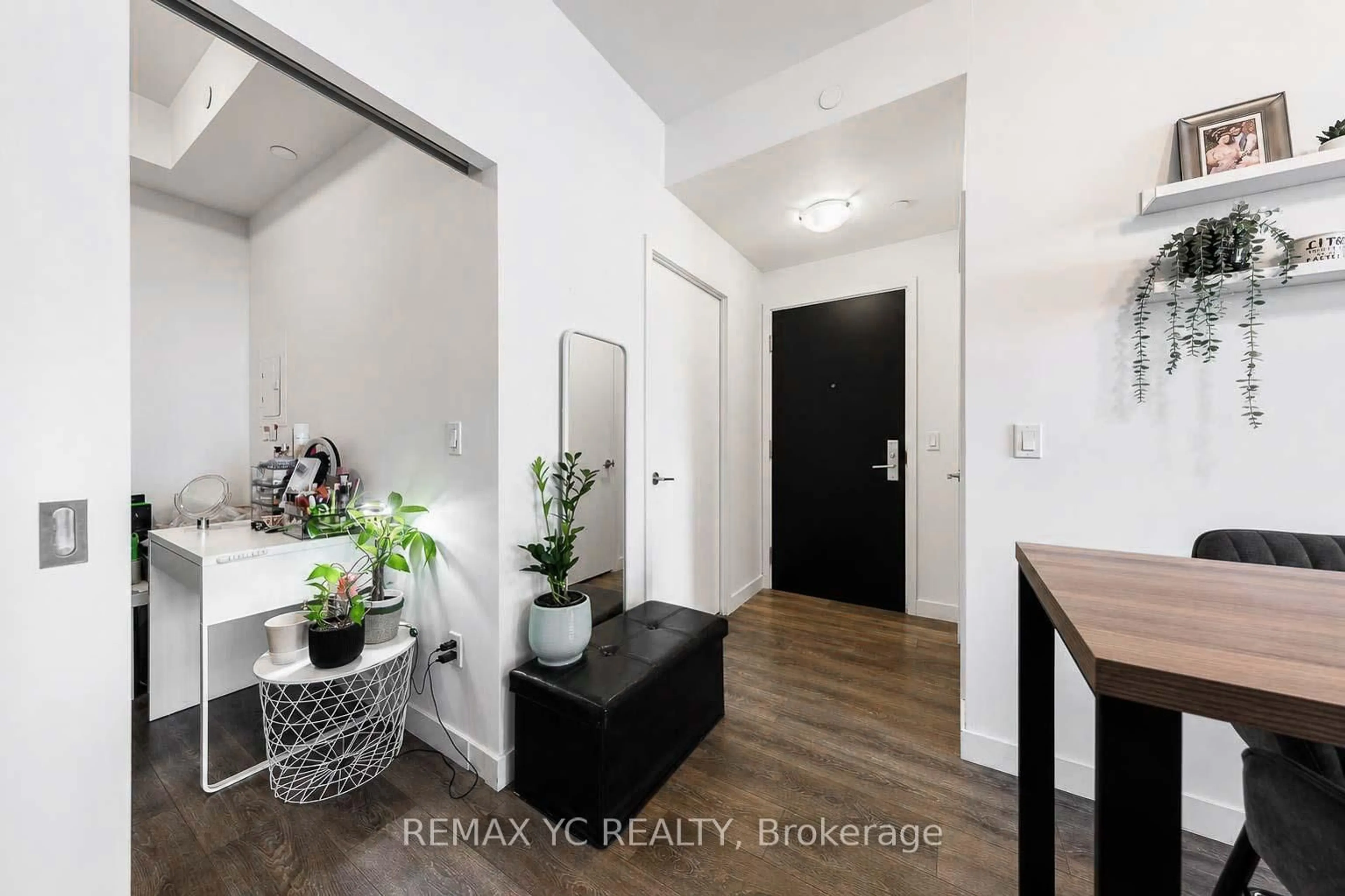 Indoor entryway for 8 Eglinton Ave #4812, Toronto Ontario M4P 1A6