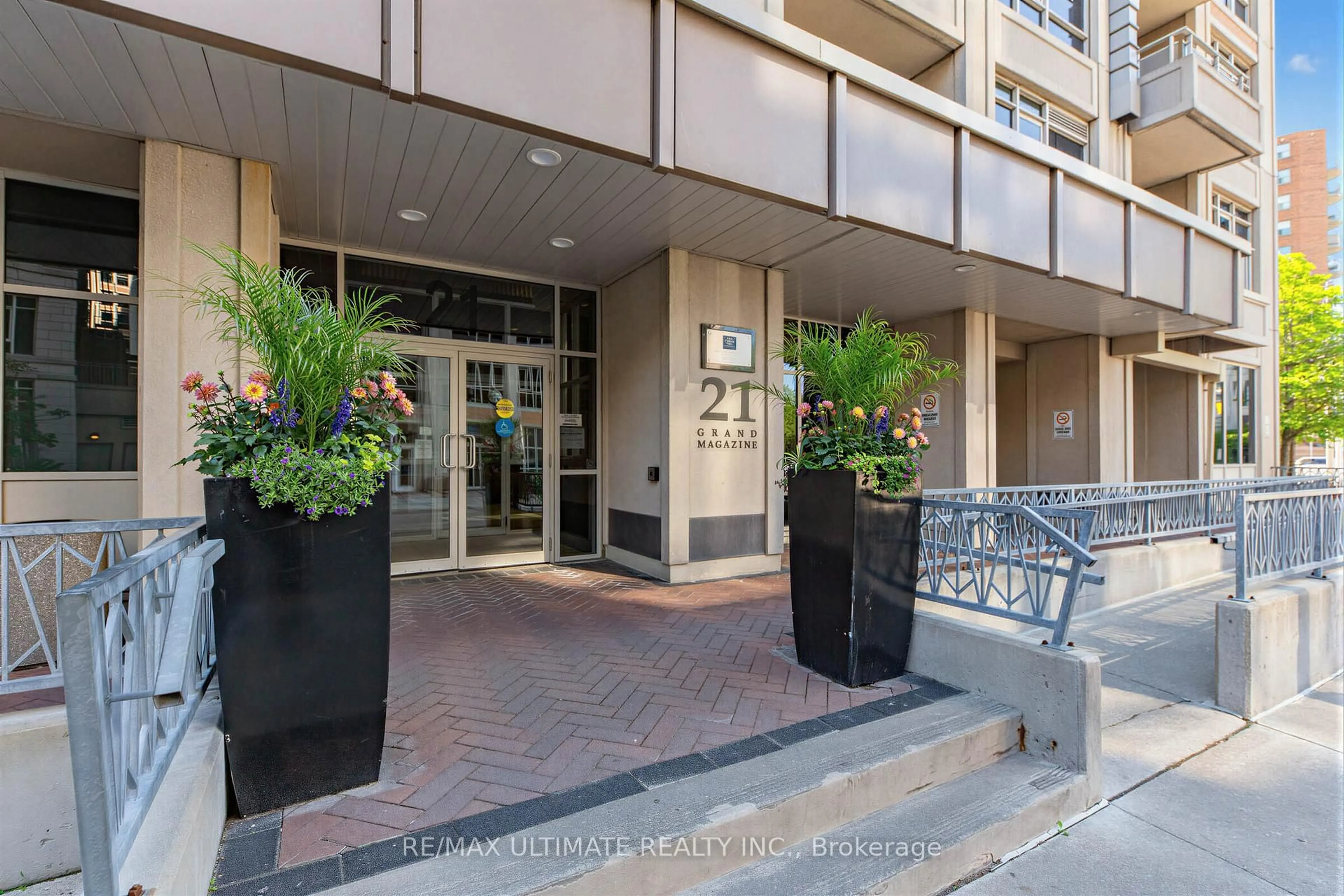 Indoor foyer for 21 Grand Magazine St #2301, Toronto Ontario M5V 1B5