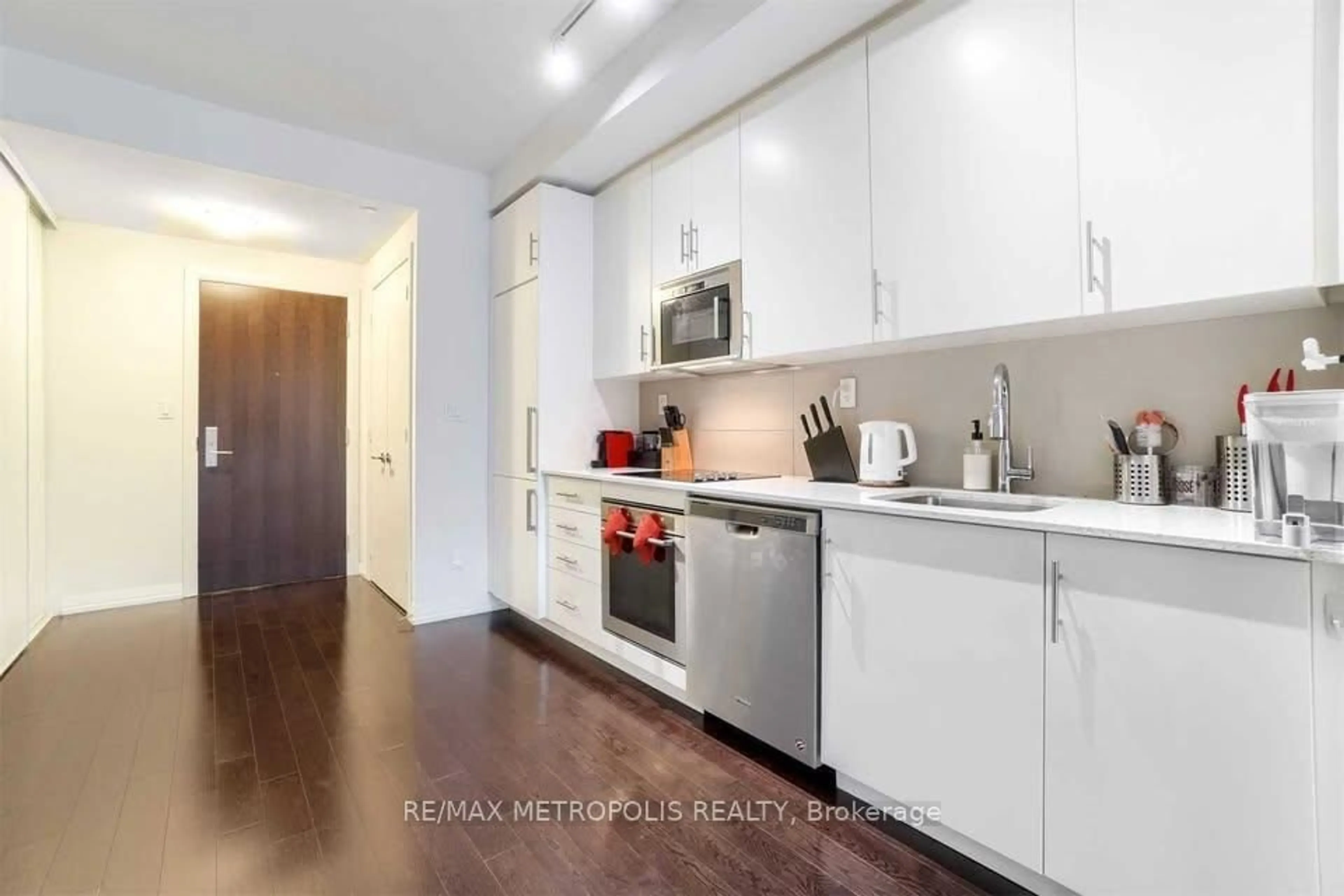 Standard kitchen, wood/laminate floor for 460 Adelaide St #520, Toronto Ontario M5A 0E7