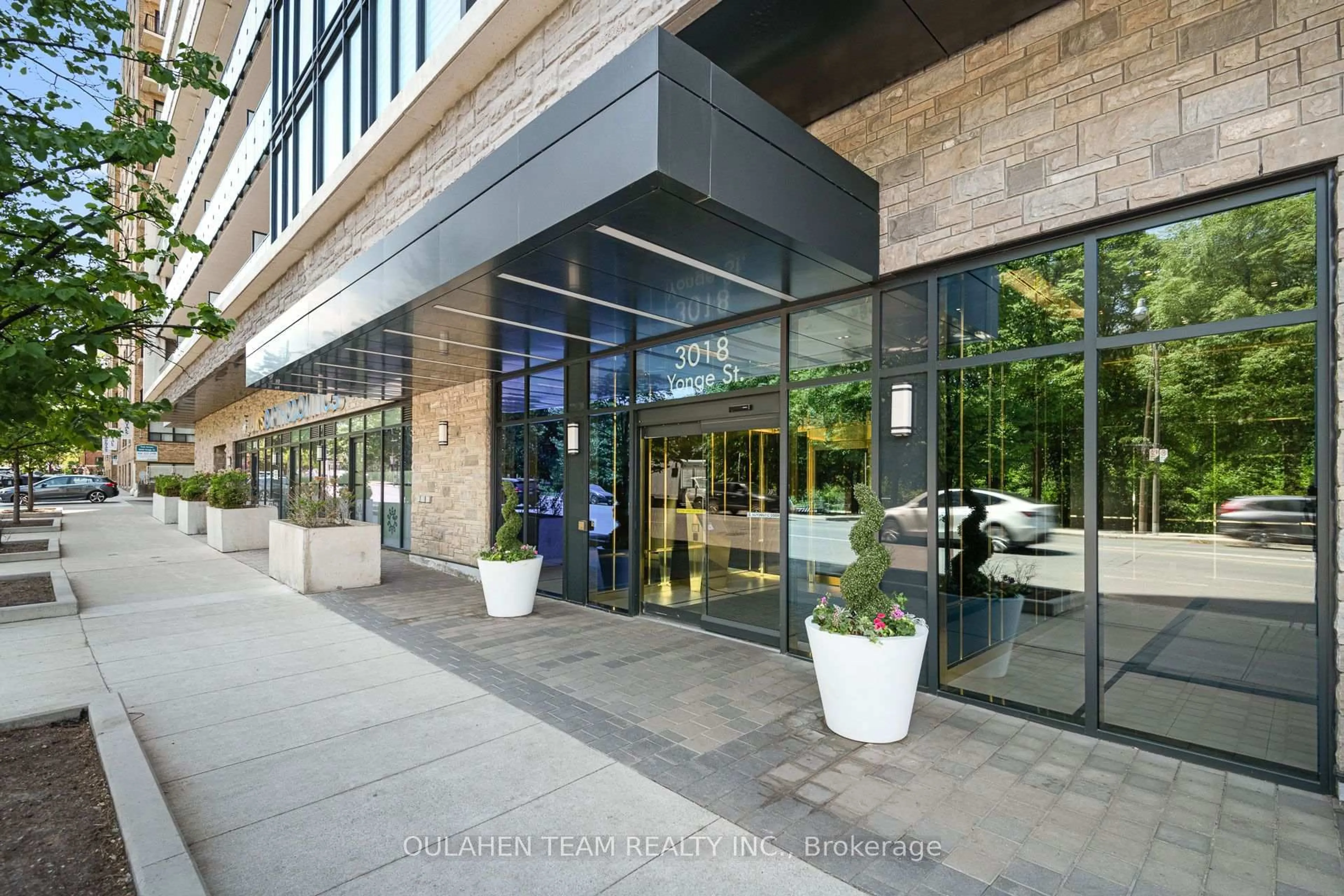 Indoor foyer for 3018 Yonge St #518, Toronto Ontario M4N 0A5