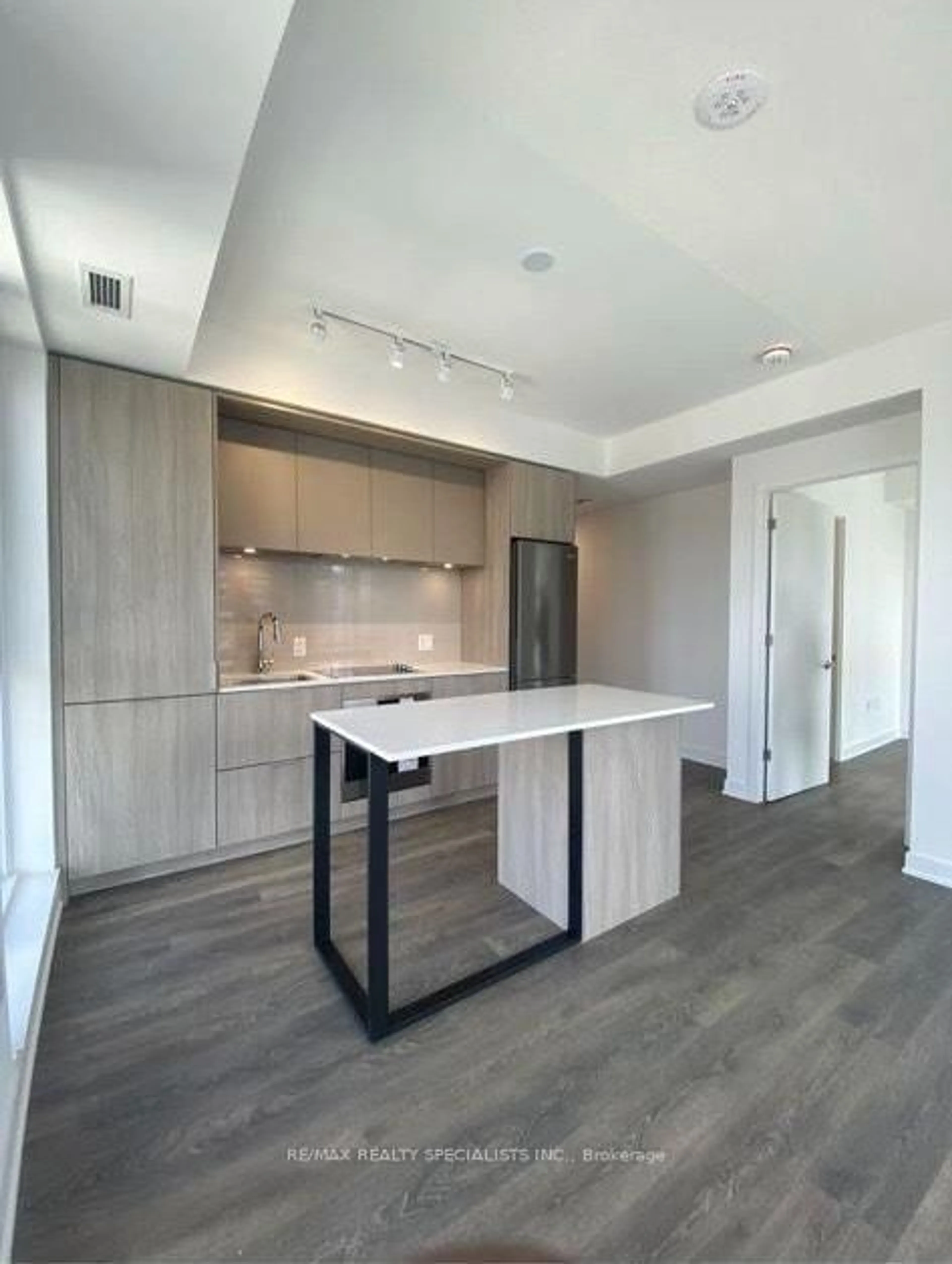 Open concept kitchen, wood/laminate floor for 130 river St #1508, Toronto Ontario M5A 0R8