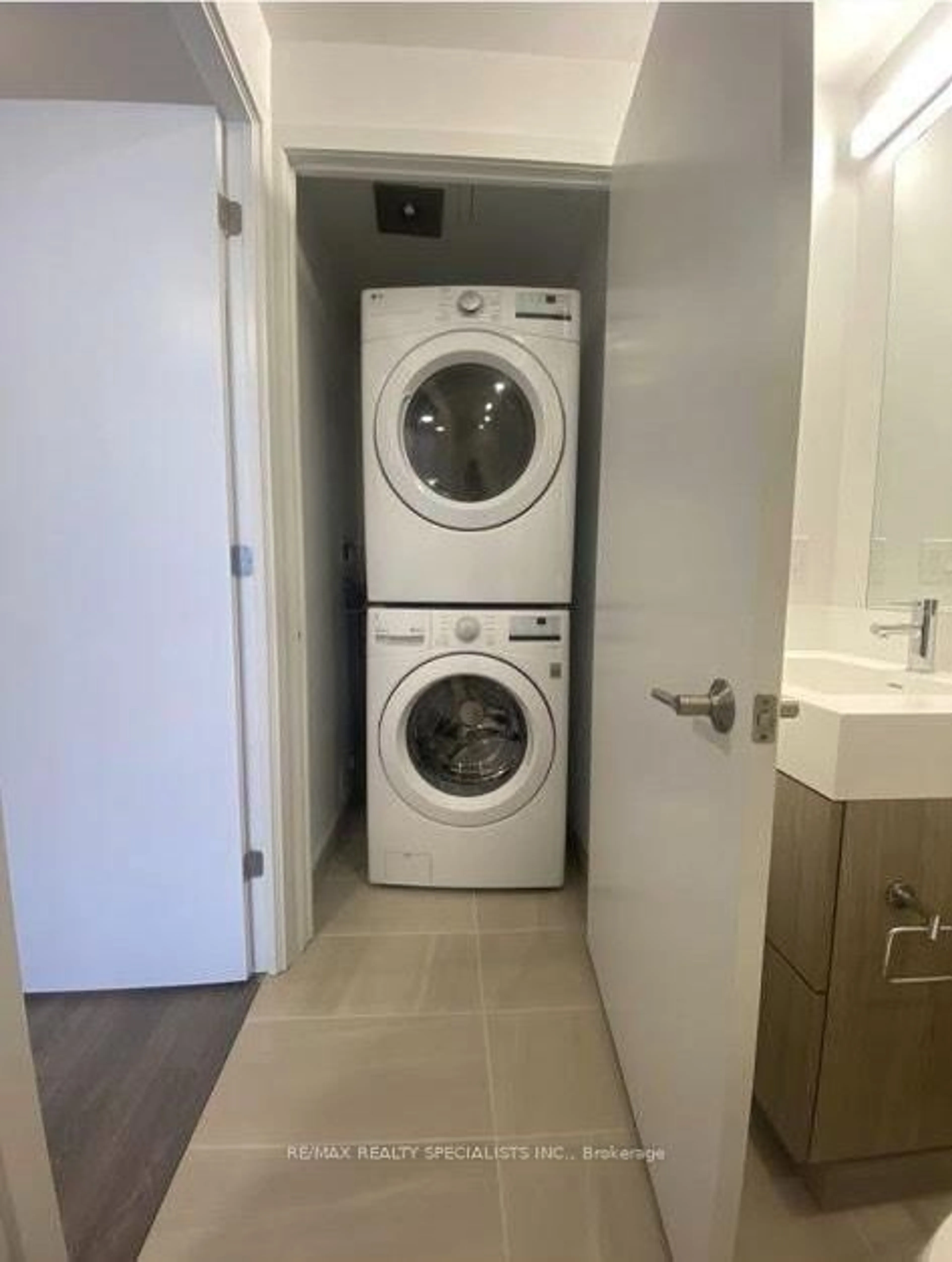 Laundry room for 130 river St #1508, Toronto Ontario M5A 0R8