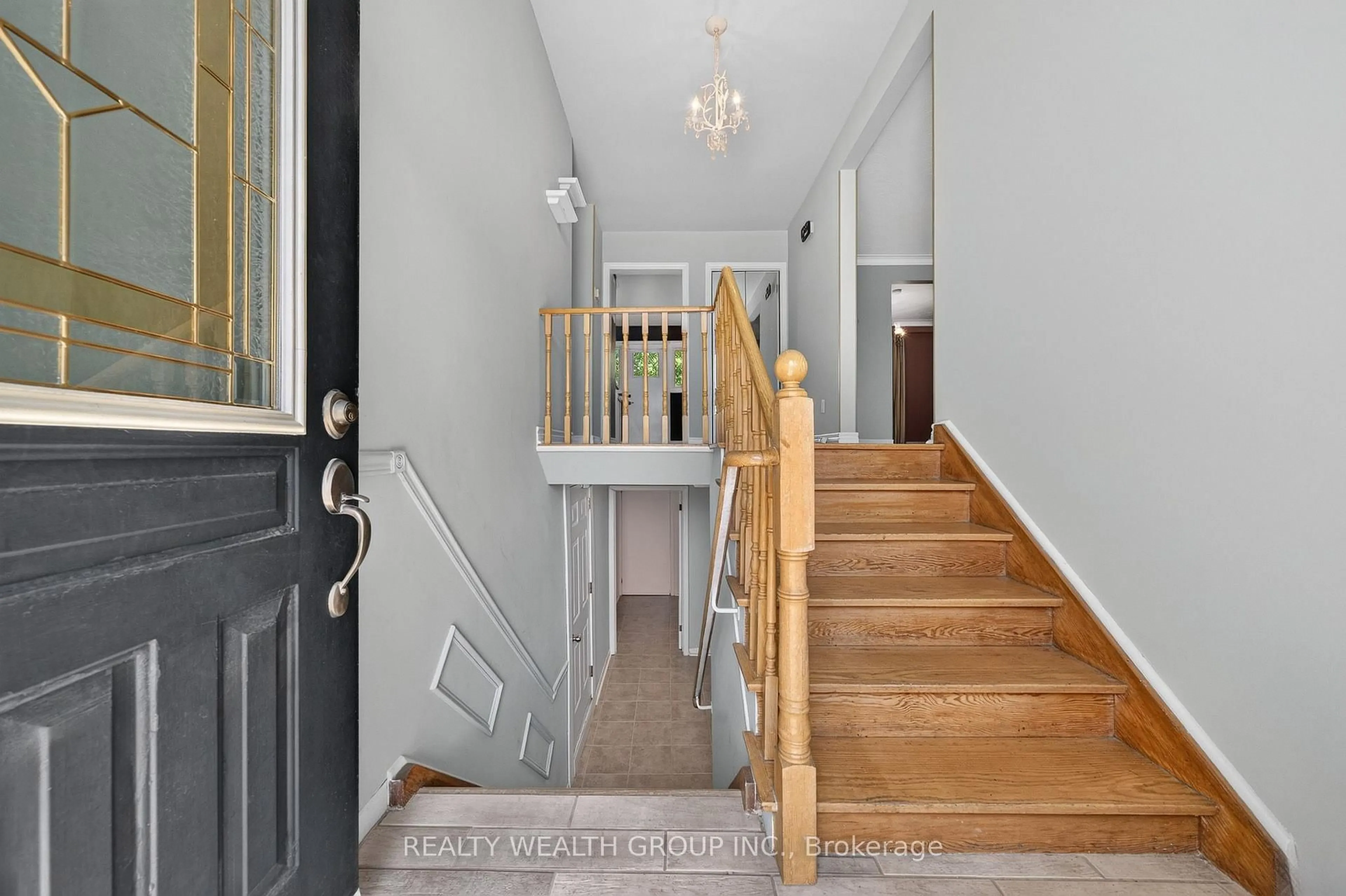 Indoor entryway for 10 Derwent Crt, Toronto Ontario M2M 2C3