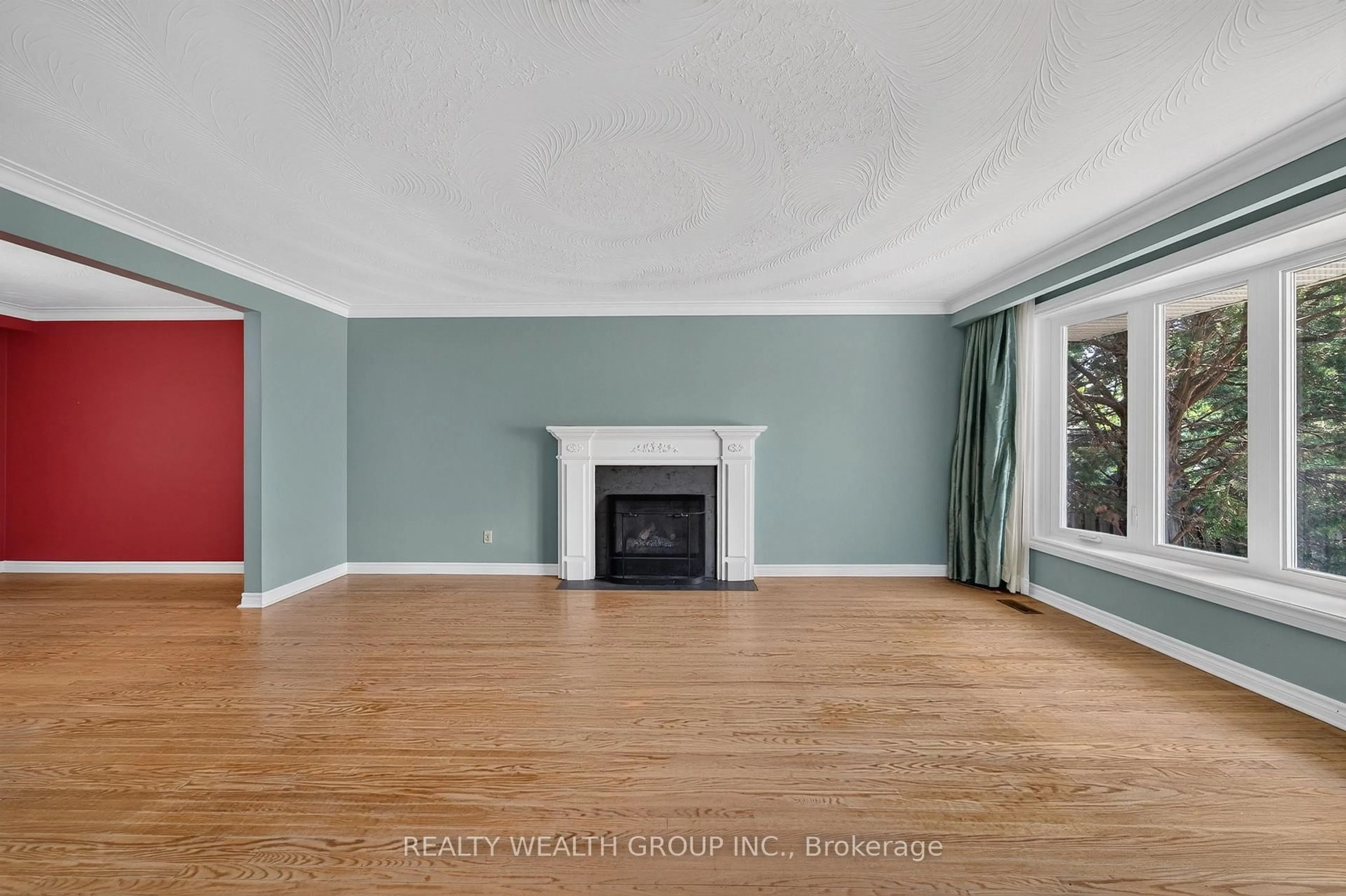 Living room with furniture, wood/laminate floor for 10 Derwent Crt, Toronto Ontario M2M 2C3