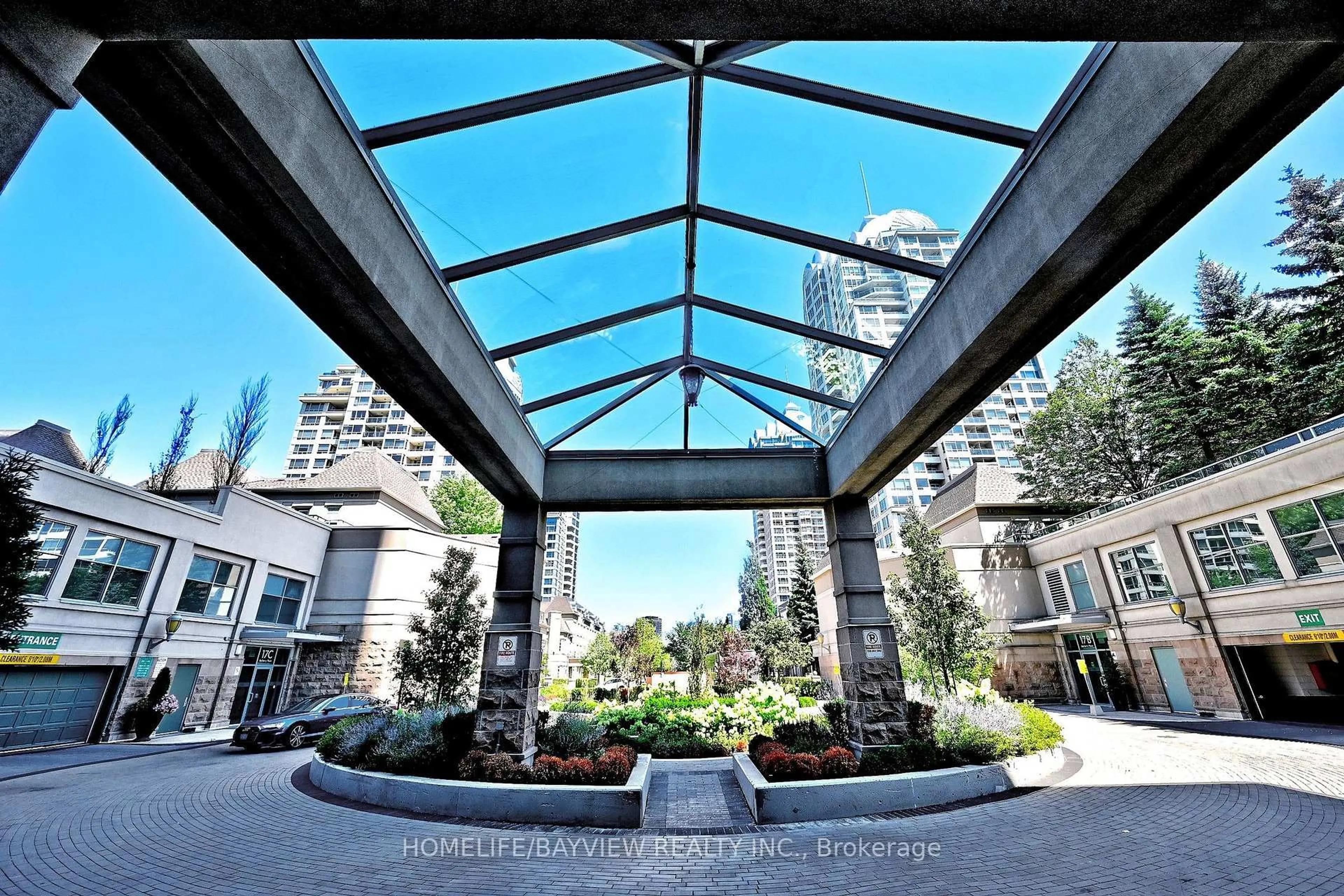 Indoor foyer for 17 Barberry Pl #2105, Toronto Ontario M2K 3E2
