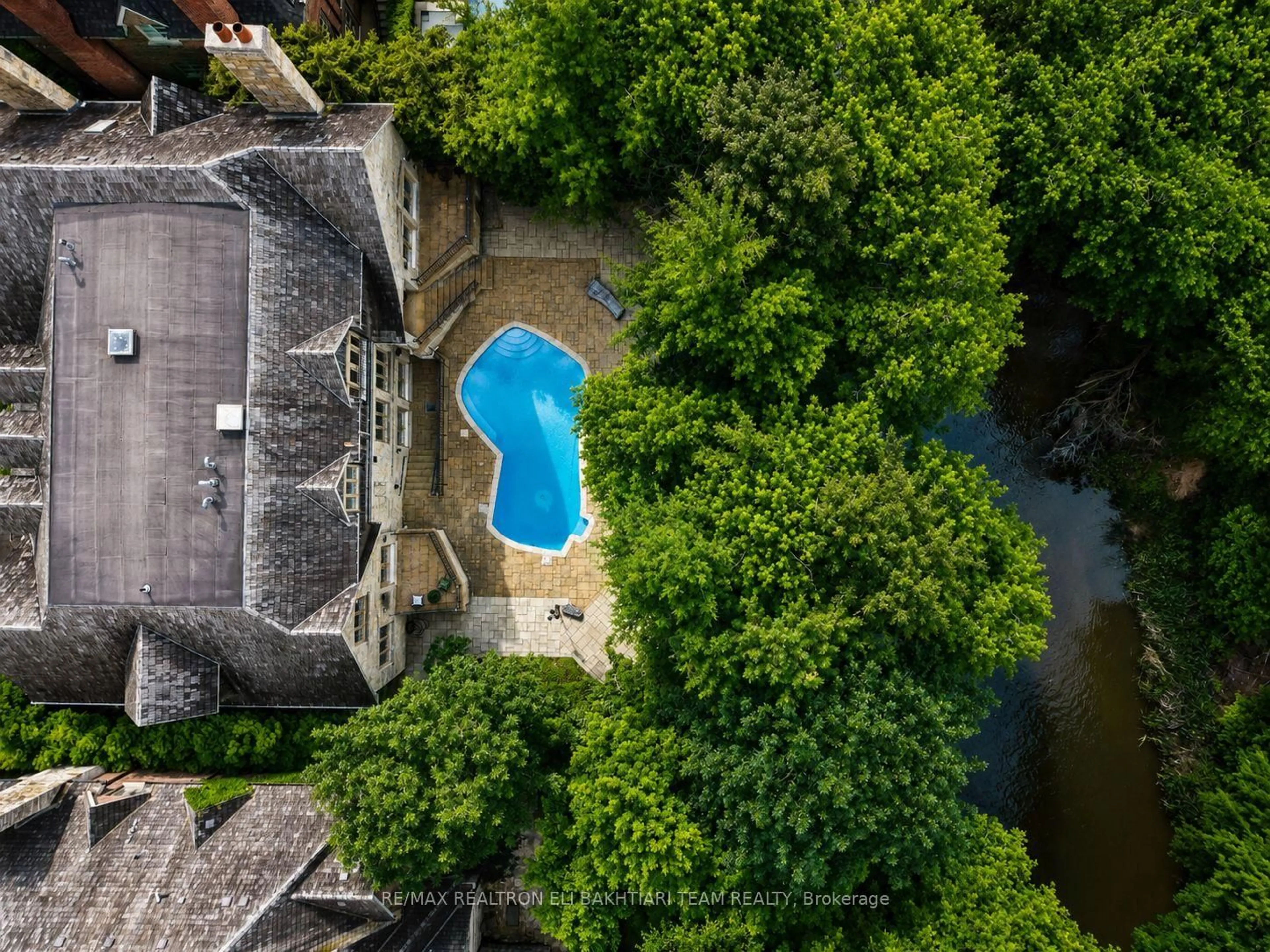A pic from outside/outdoor area/front of a property/back of a property/a pic from drone, water/lake/river/ocean view for 14 St Margarets Dr, Toronto Ontario M4N 3E5