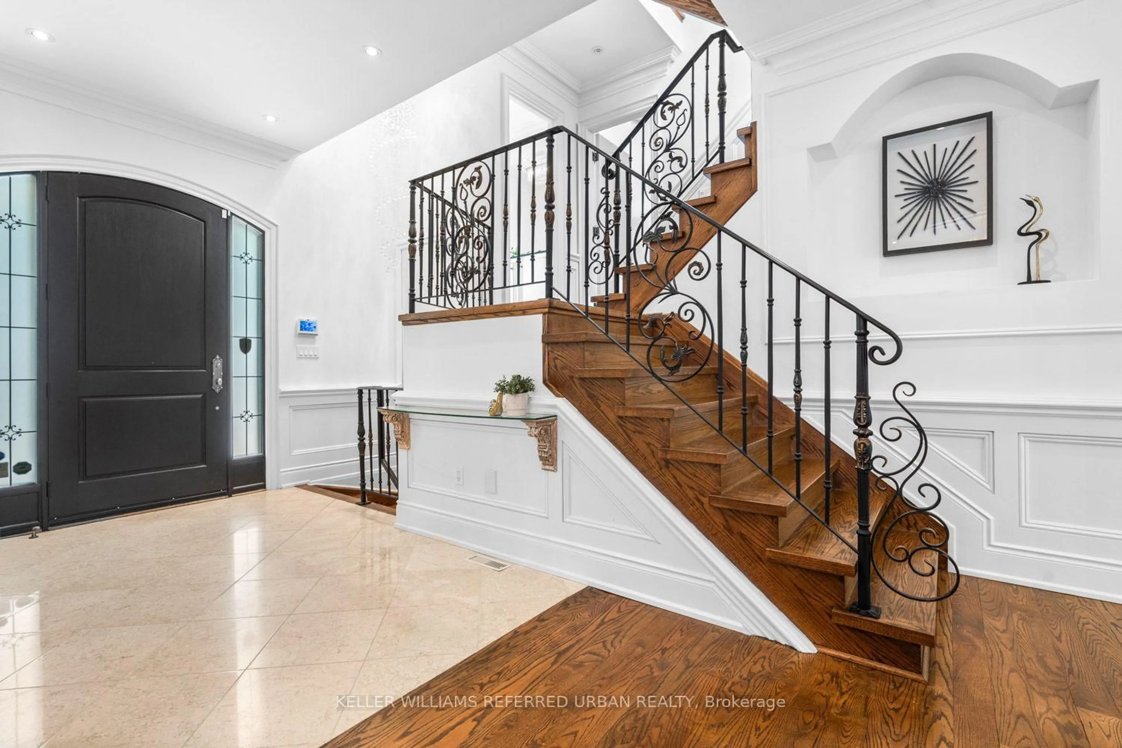 Indoor entryway for 14 Tremont Cres, Toronto Ontario M3B 2S1