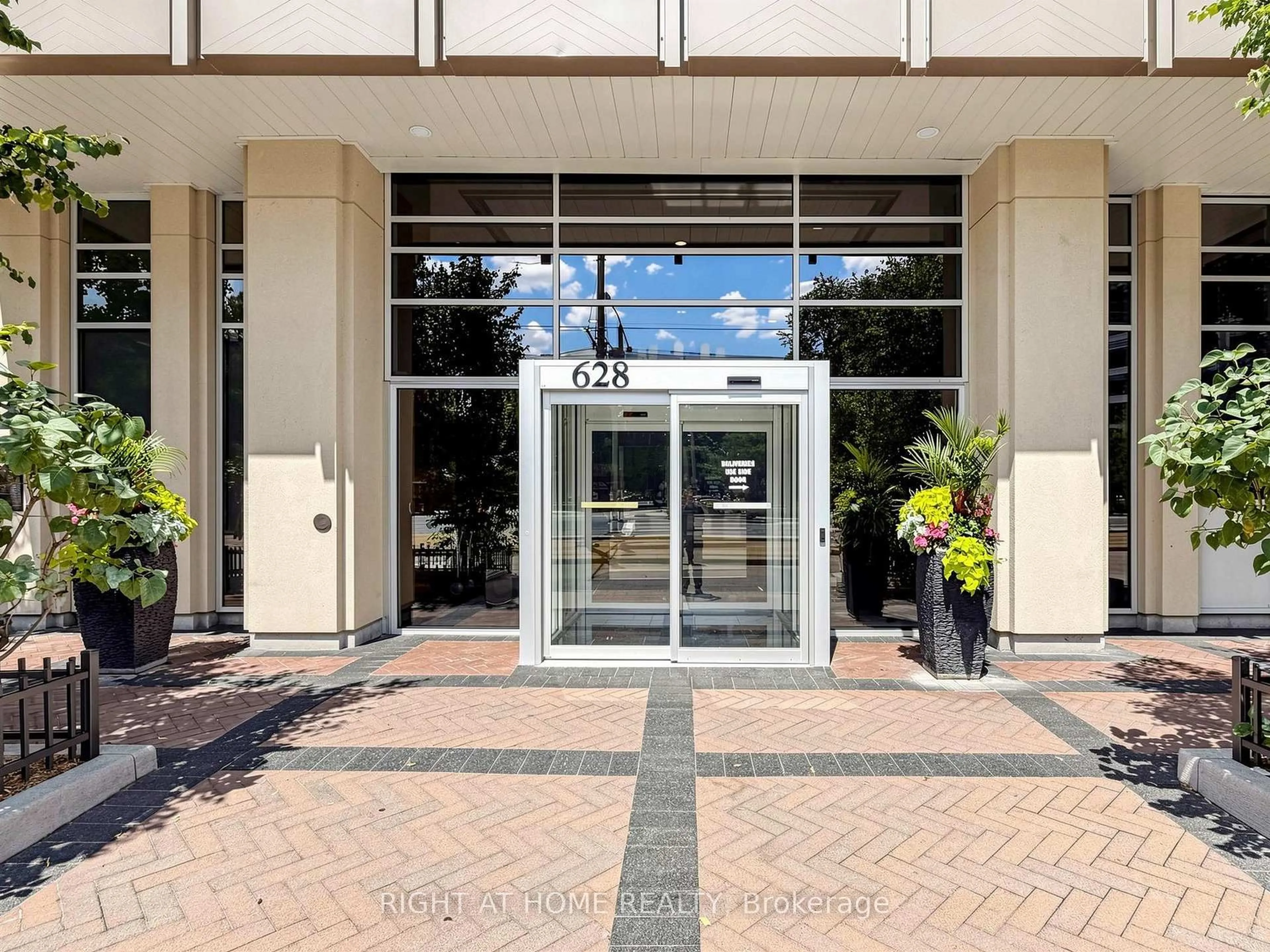 Indoor foyer for 628 Fleet St #1032, Toronto Ontario M5V 1A8