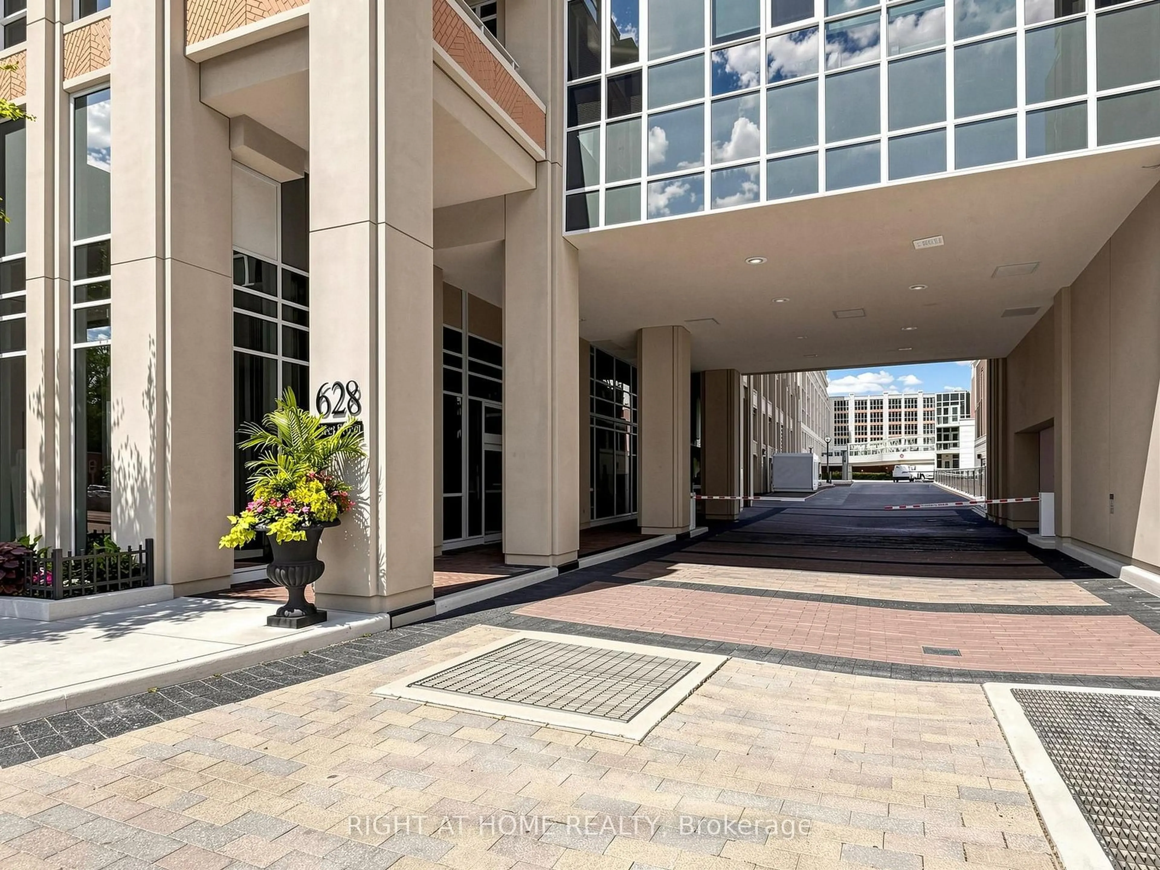 Indoor foyer for 628 Fleet St #1032, Toronto Ontario M5V 1A8