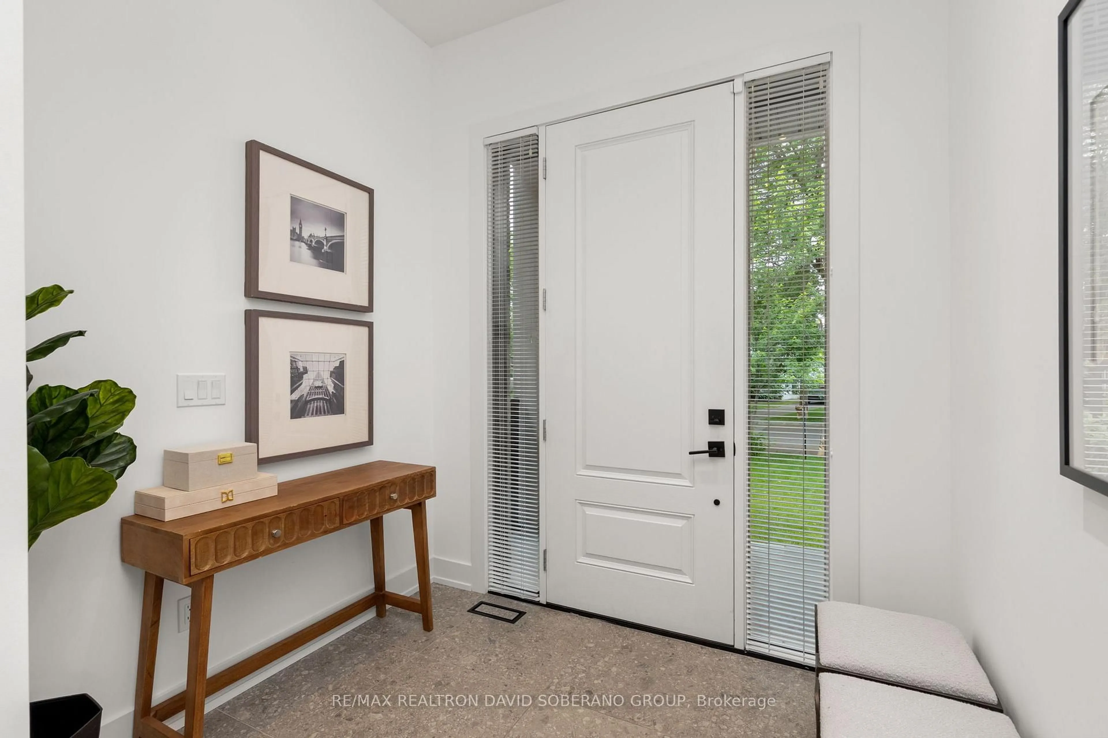Indoor entryway for 11 Barclay Rd, Toronto Ontario M3H 3C8