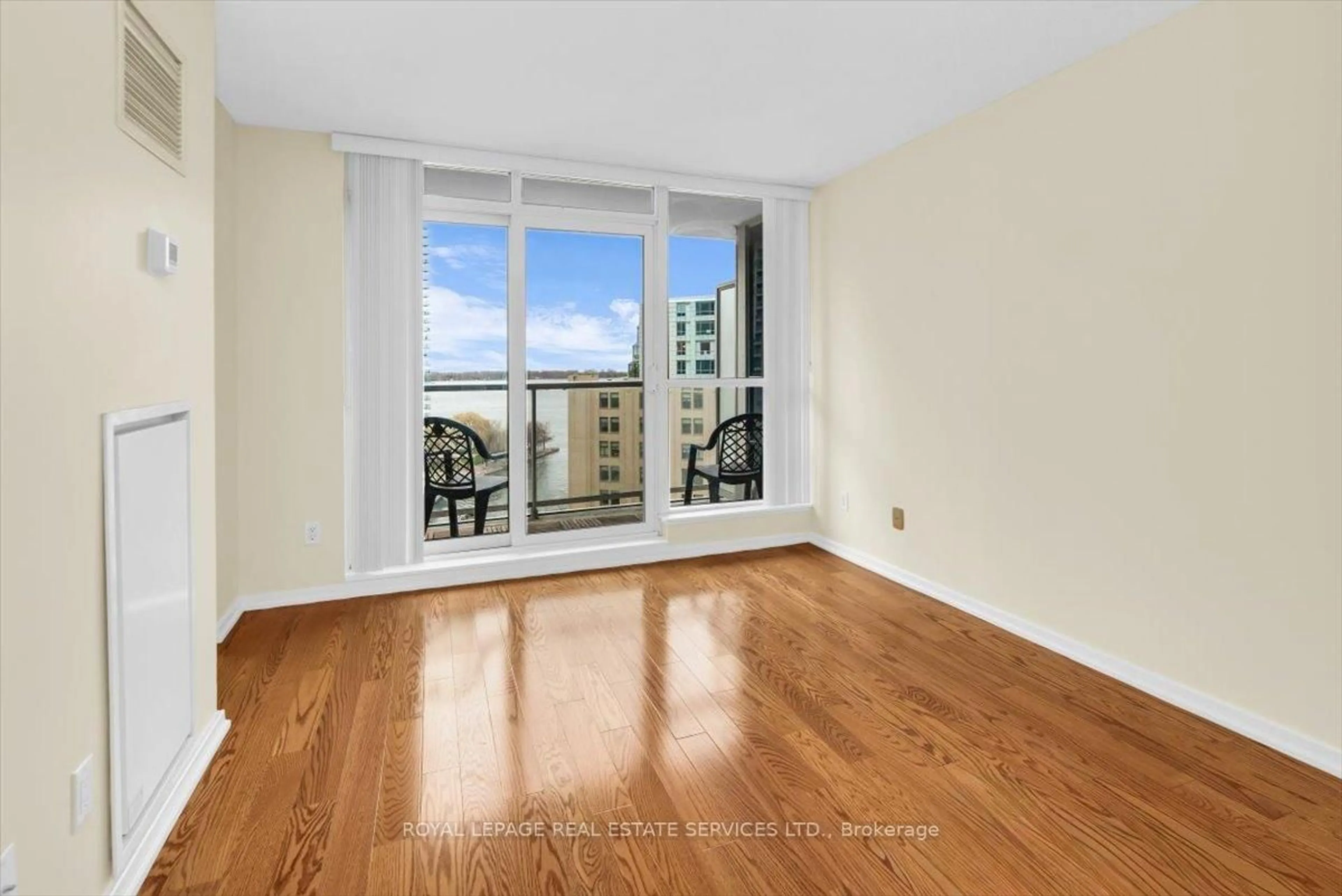A pic of a room for 208 Queens Quay #1104, Toronto Ontario M5J 2Y5