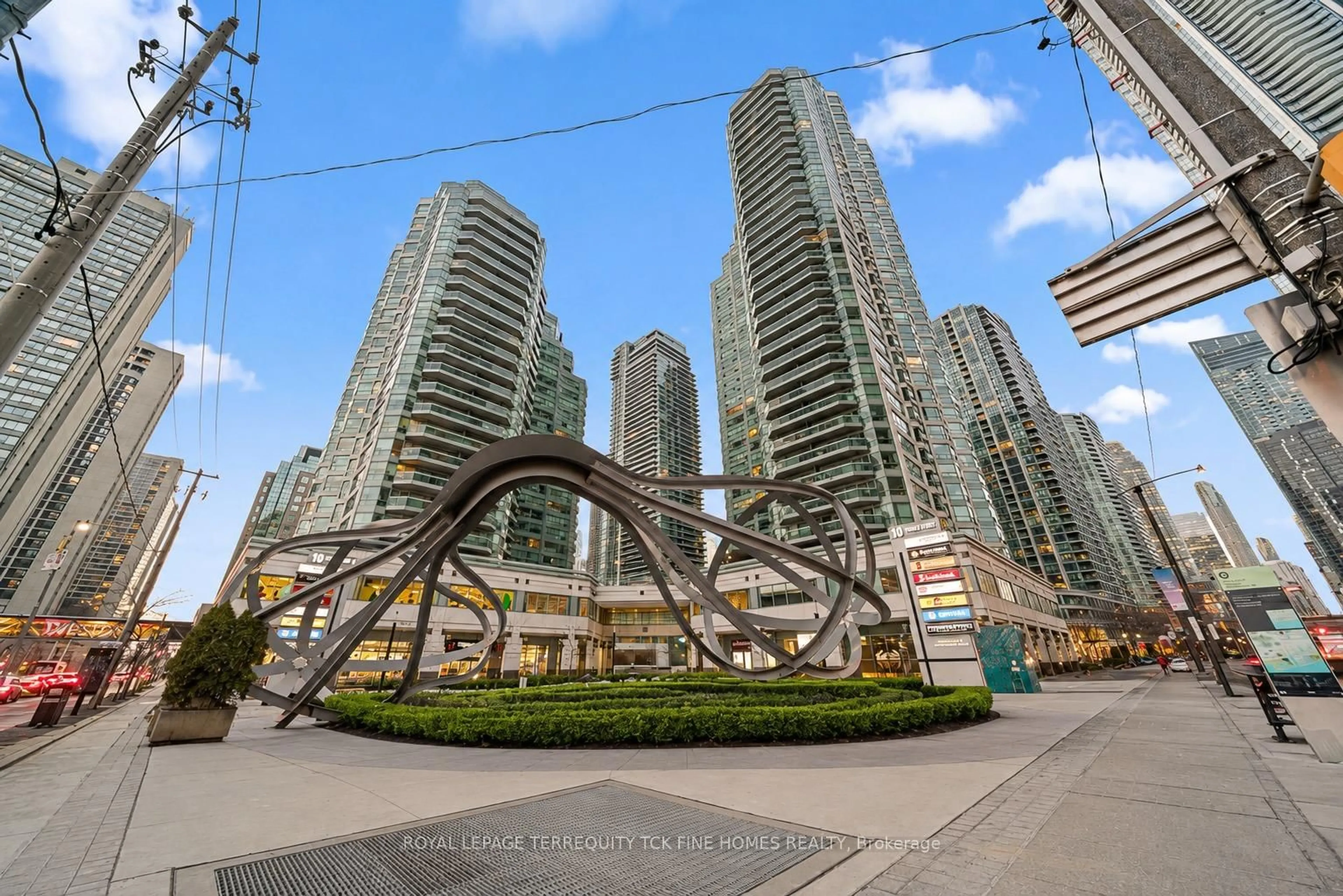 Patio, street for 10 Yonge St #2604, Toronto Ontario M5E 1R4