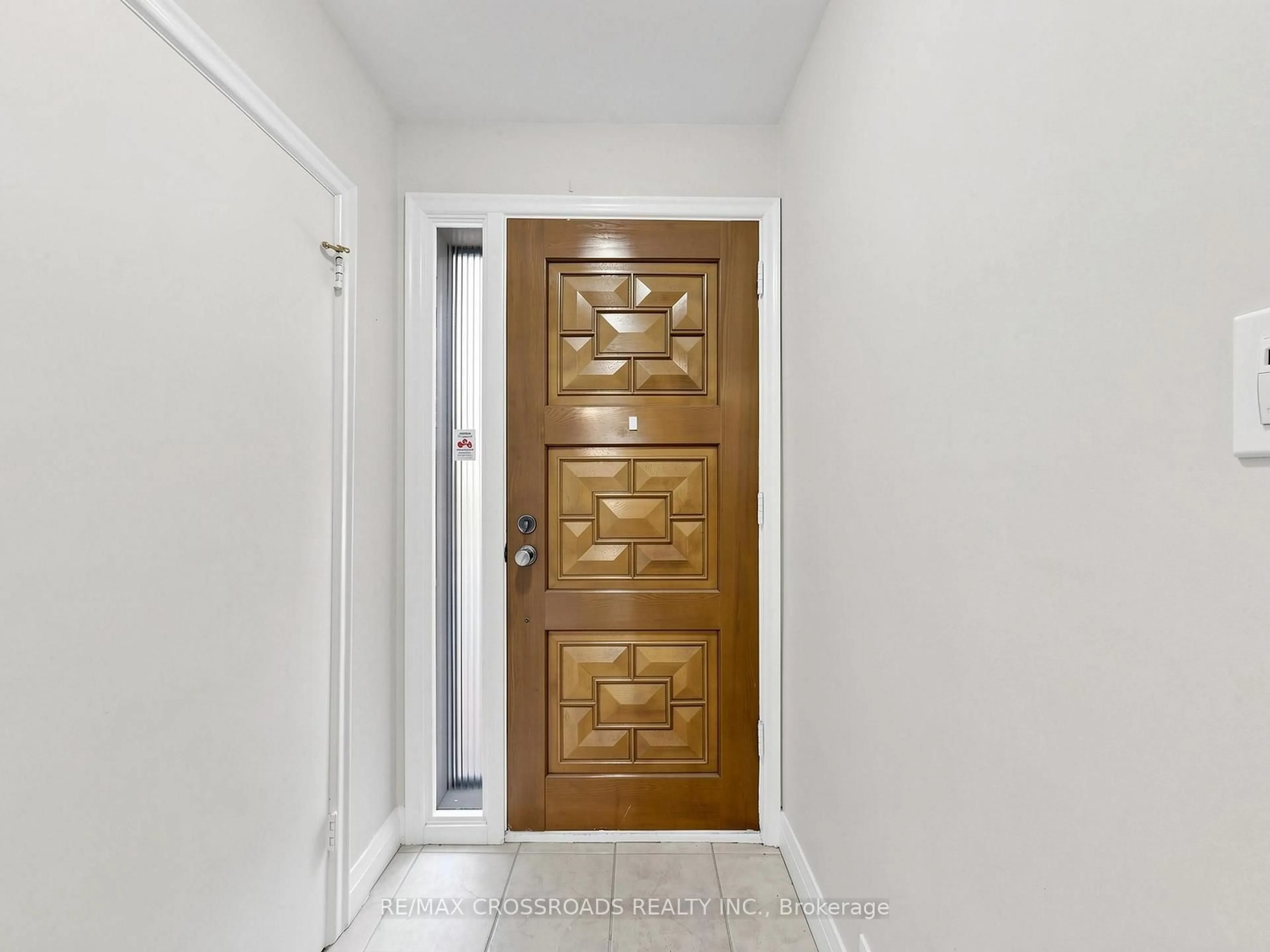 Indoor entryway for 130 Betty Ann Dr, Toronto Ontario M2N 1X4