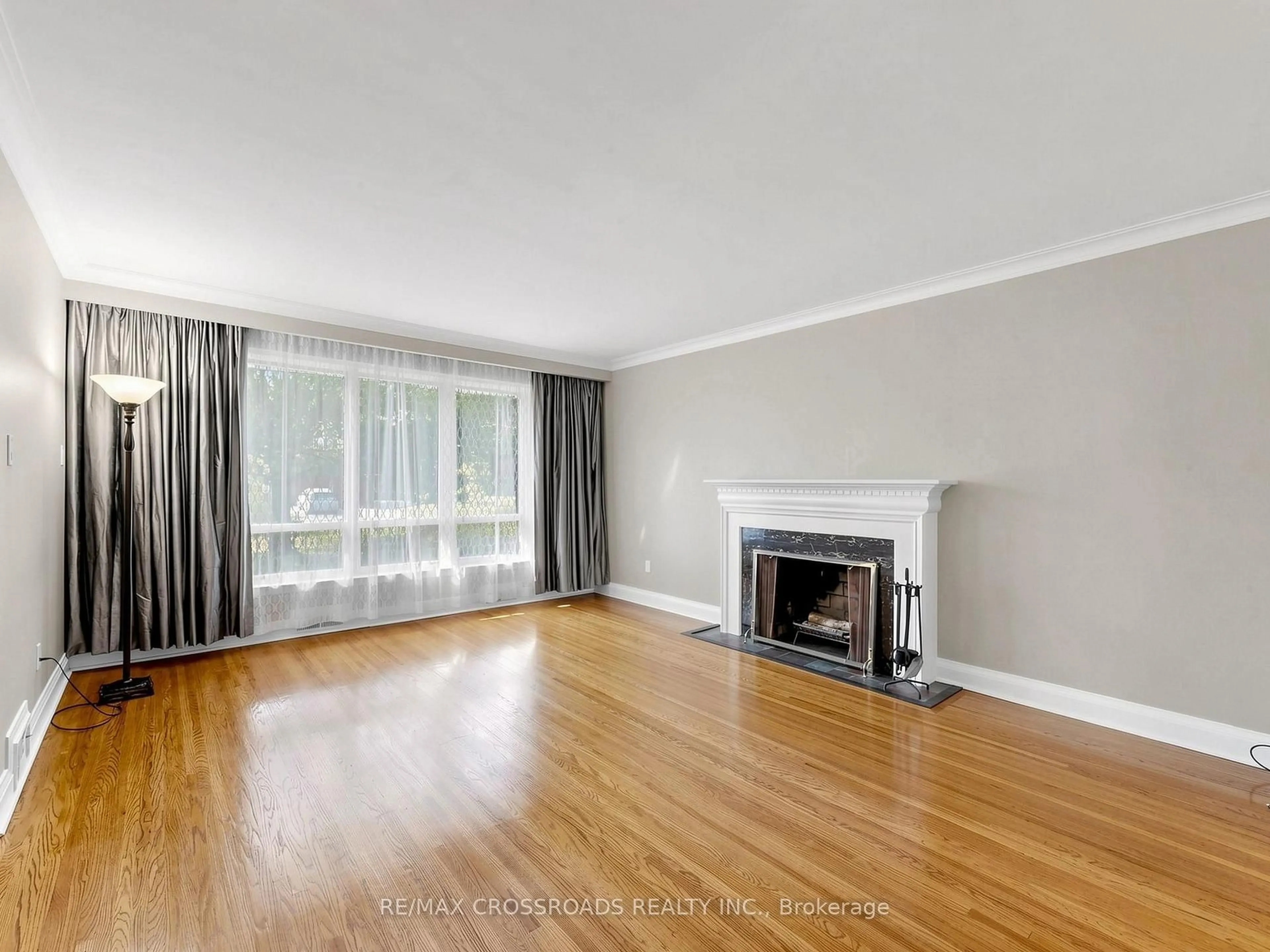 Living room with furniture, wood/laminate floor for 130 Betty Ann Dr, Toronto Ontario M2N 1X4