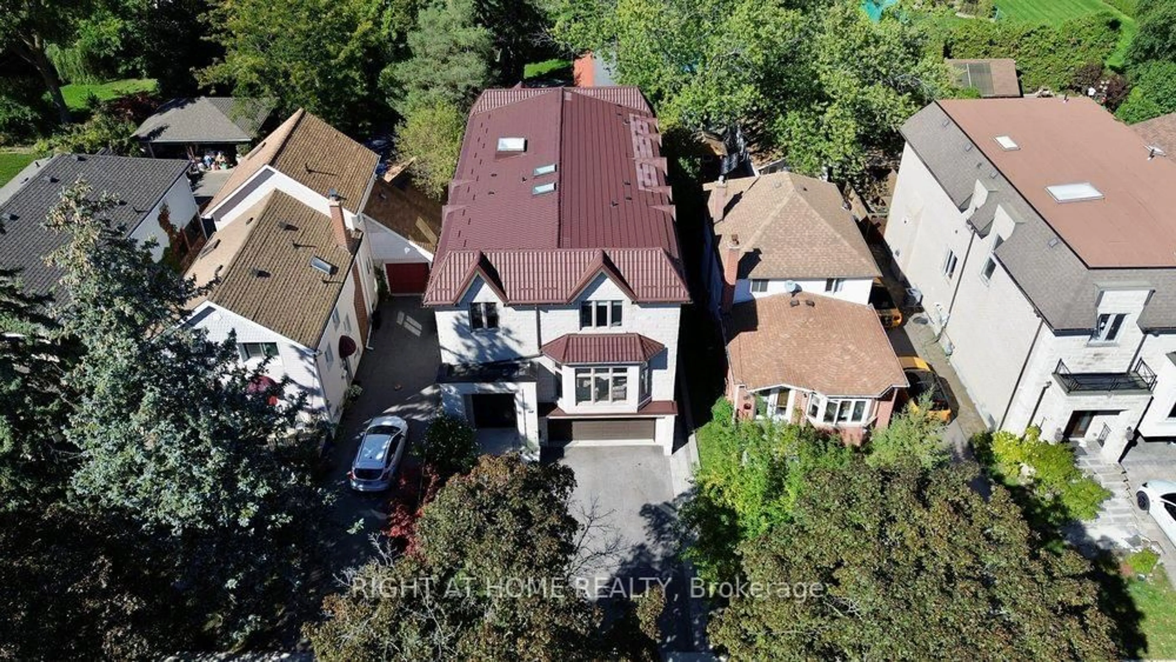 A pic from outside/outdoor area/front of a property/back of a property/a pic from drone, street for 316 Churchill Ave, Toronto Ontario M2R 1E7