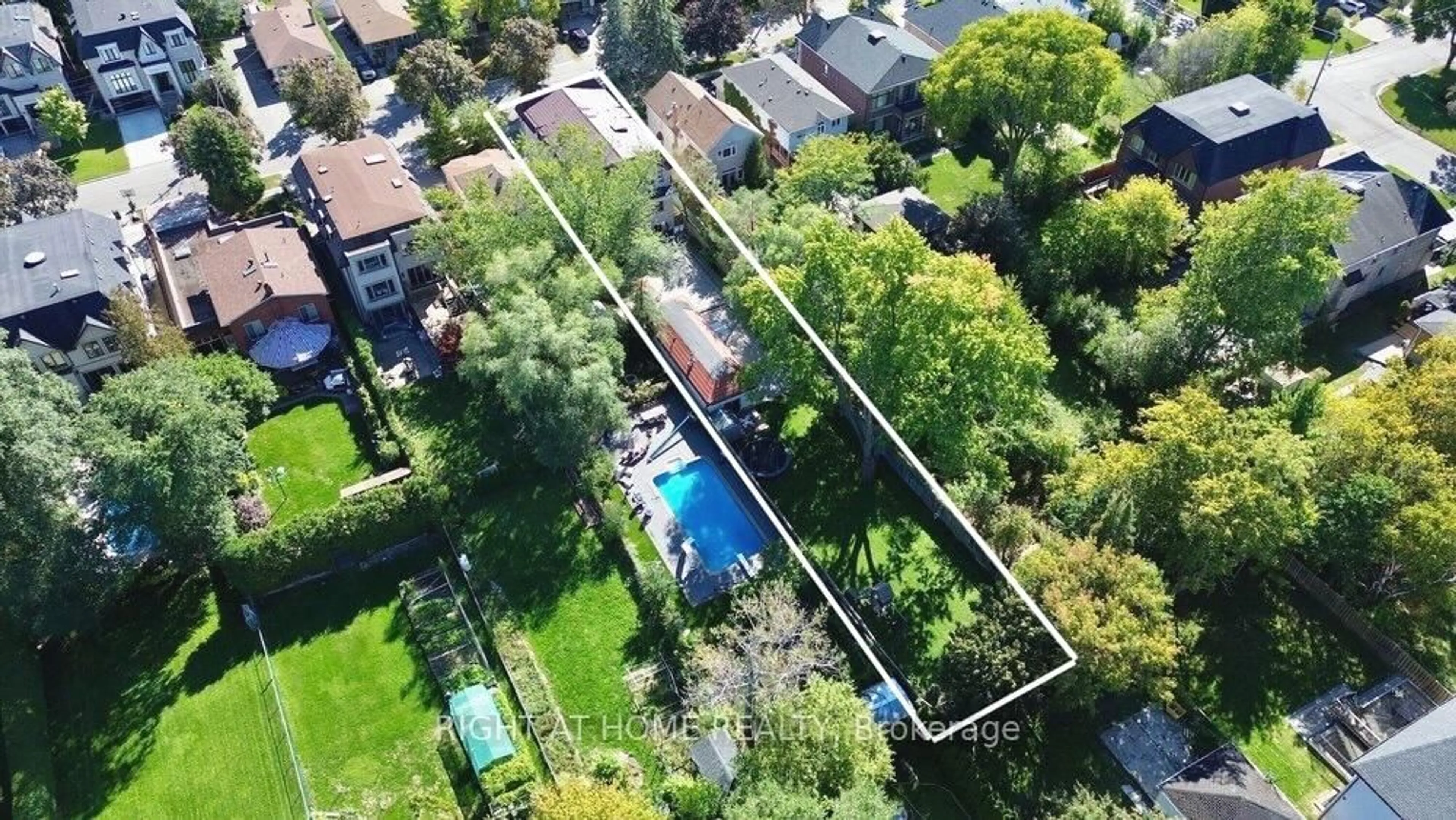 A pic from outside/outdoor area/front of a property/back of a property/a pic from drone, street for 316 Churchill Ave, Toronto Ontario M2R 1E7