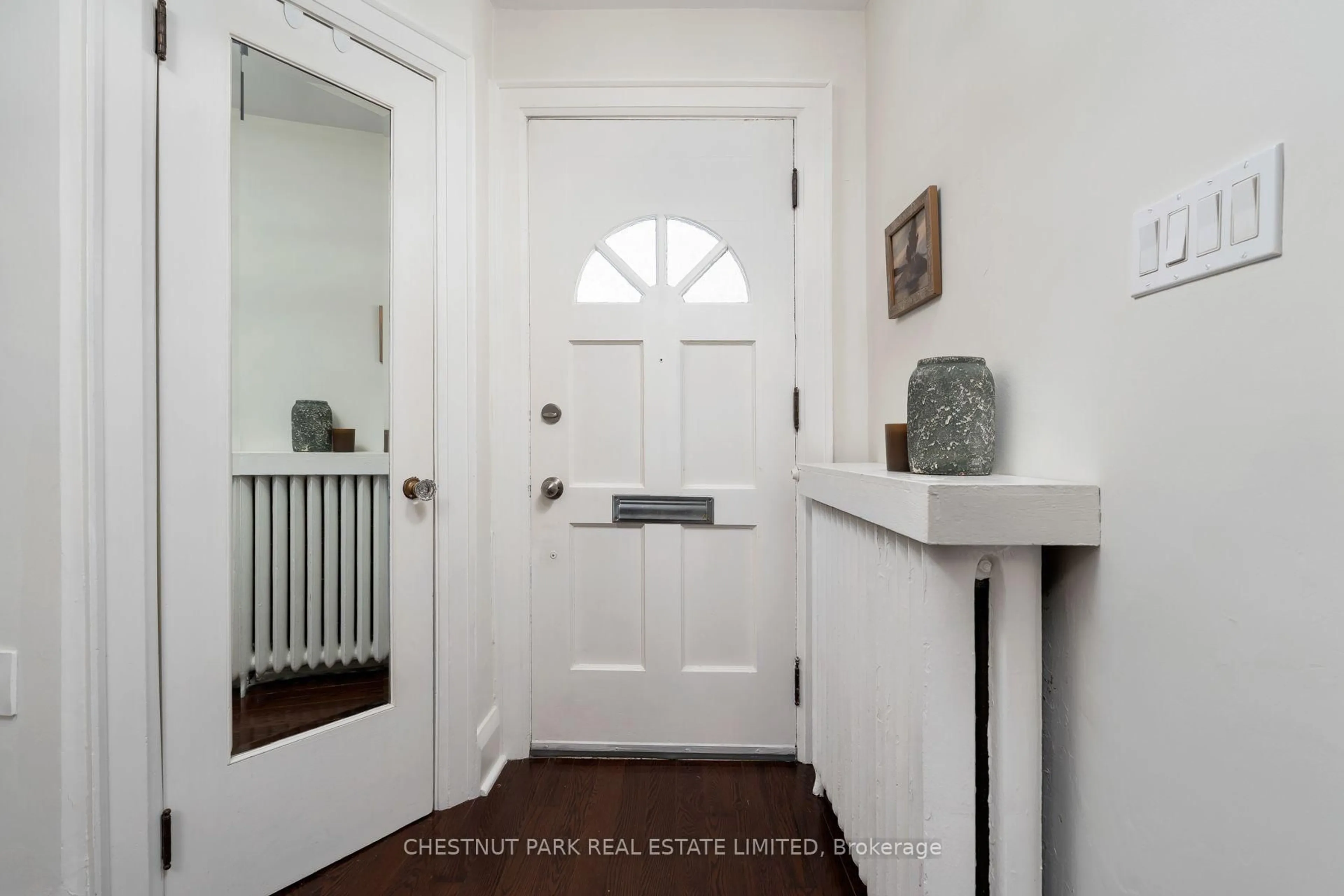 Indoor entryway for 132 Cranbrooke Ave, Toronto Ontario M5M 1M5