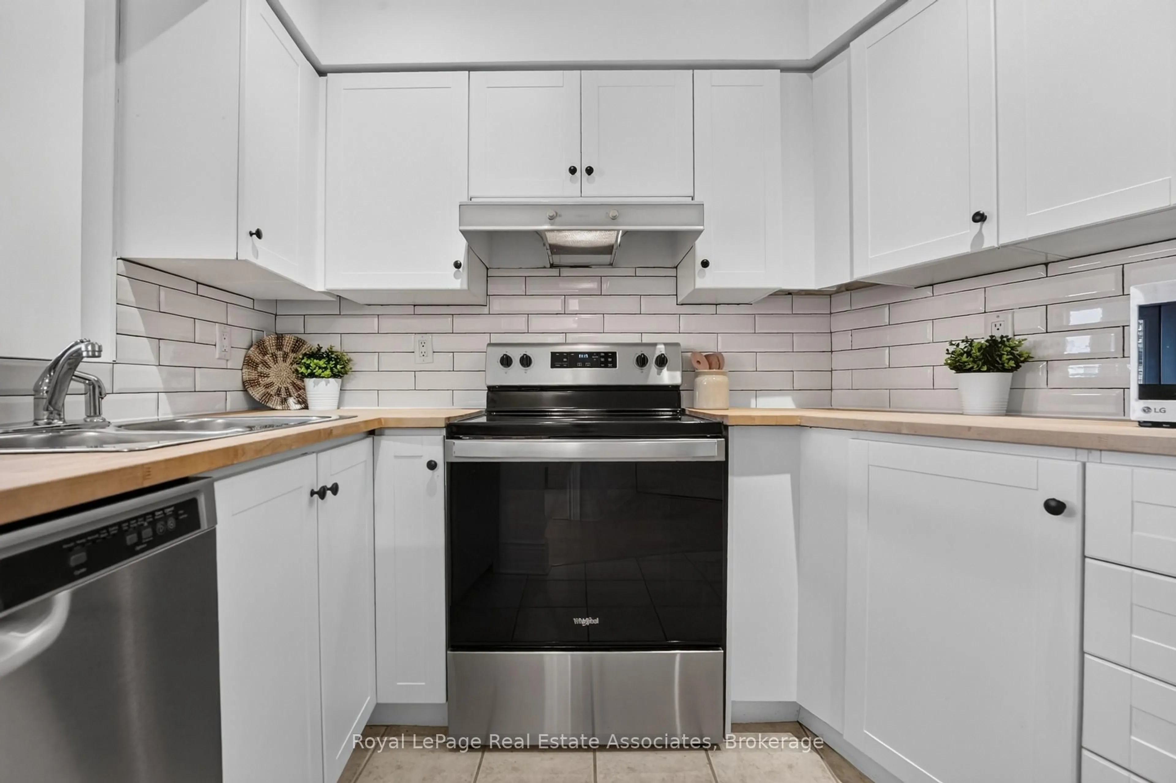Standard kitchen, ceramic/tile floor for 115 Richmond St #1006, Toronto Ontario M5C 3H6