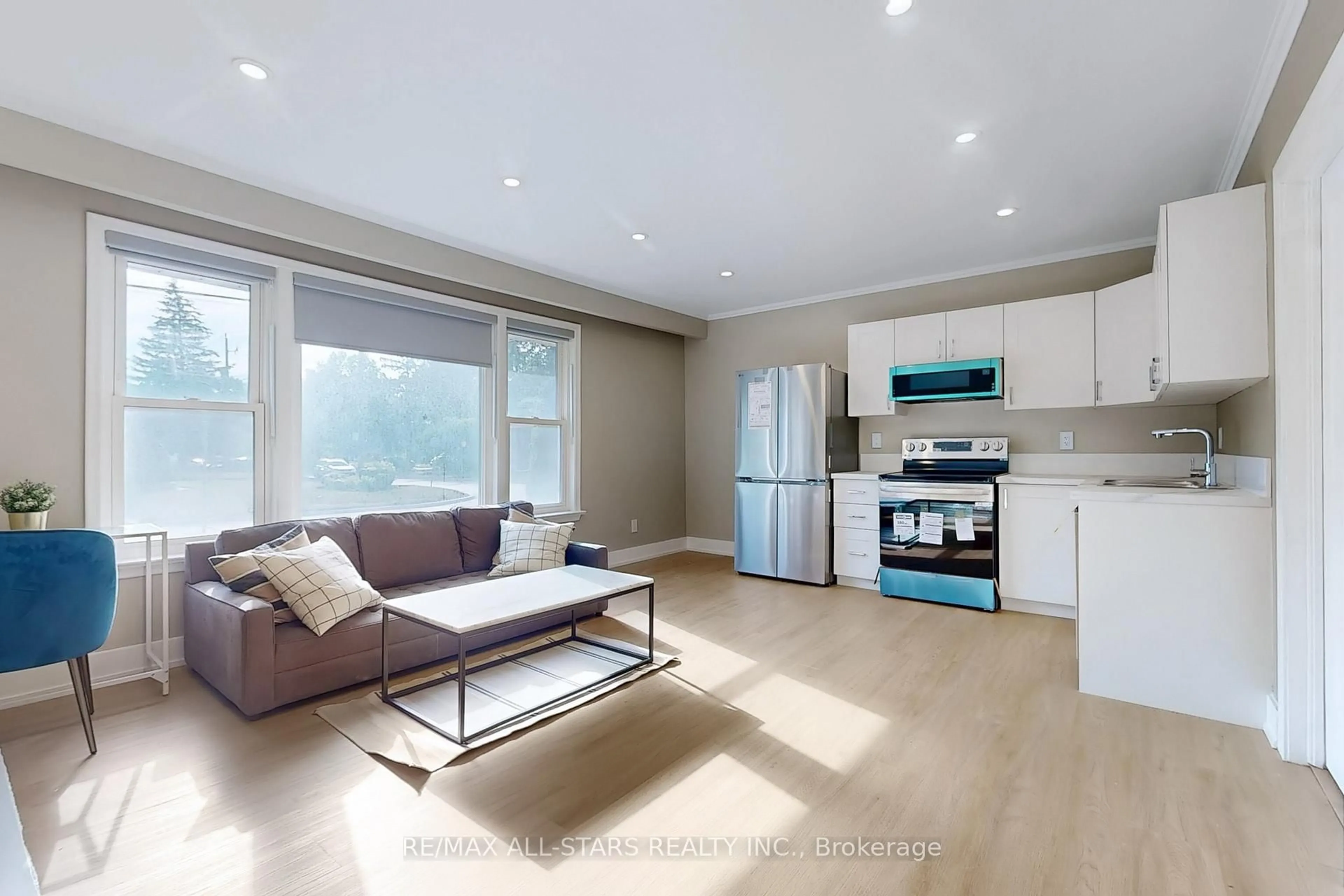 Open concept kitchen, wood/laminate floor for 105 Betty Ann Dr, Toronto Ontario M2N 1X1