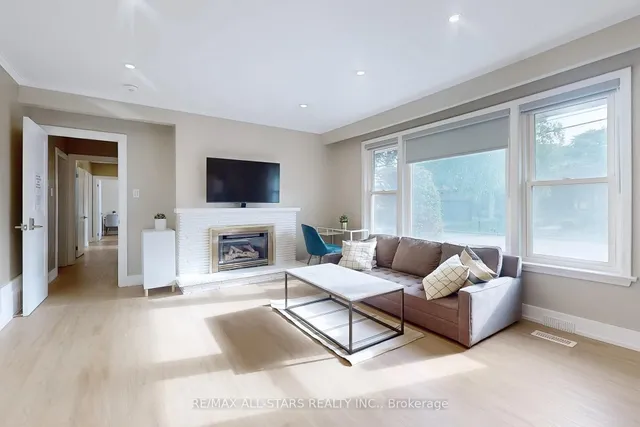 105 Betty Ann Dr, Toronto 4