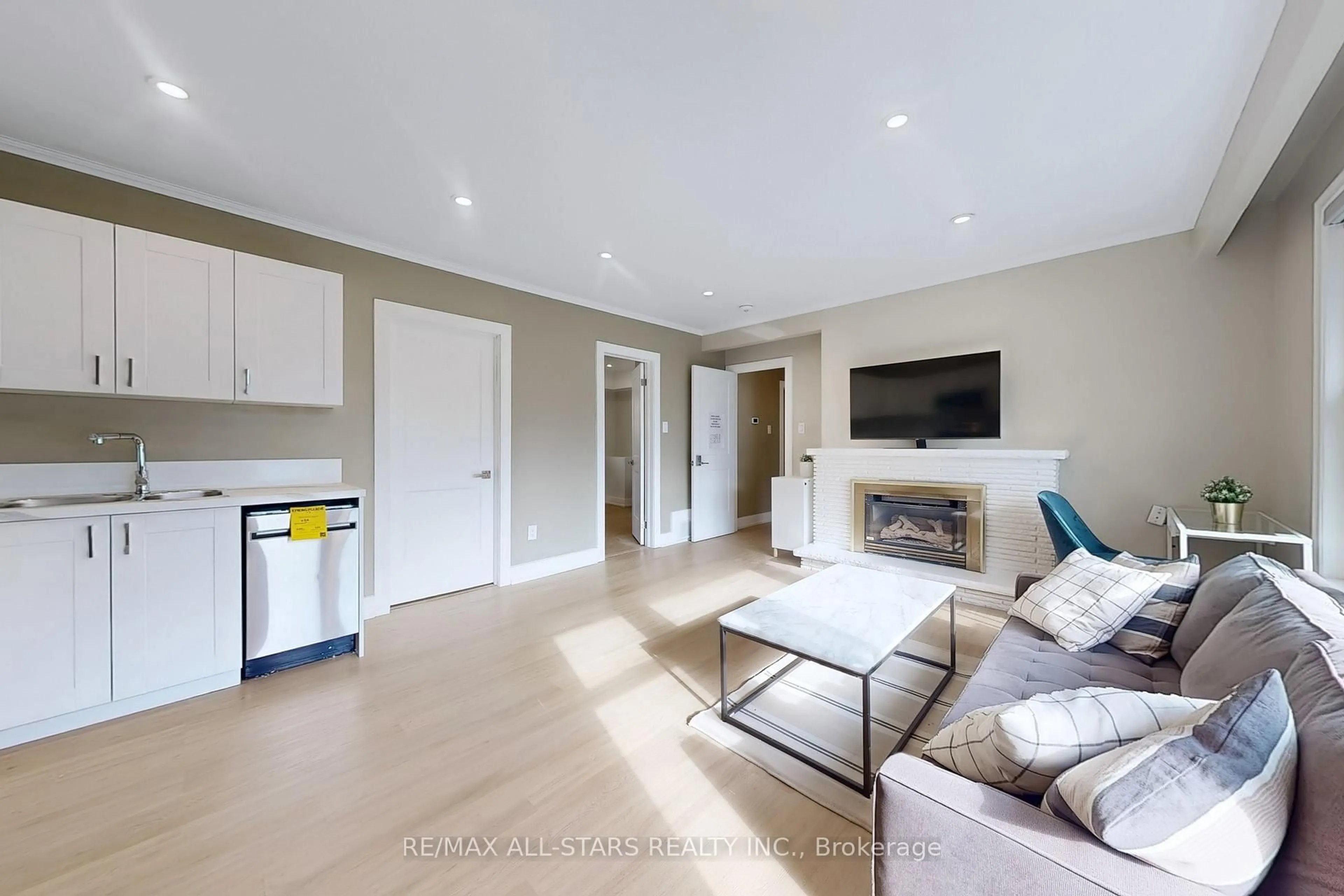 Living room with furniture, unknown for 105 Betty Ann Dr, Toronto Ontario M2N 1X1