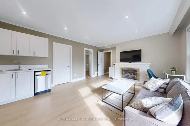 105 Betty Ann Dr, Toronto 5