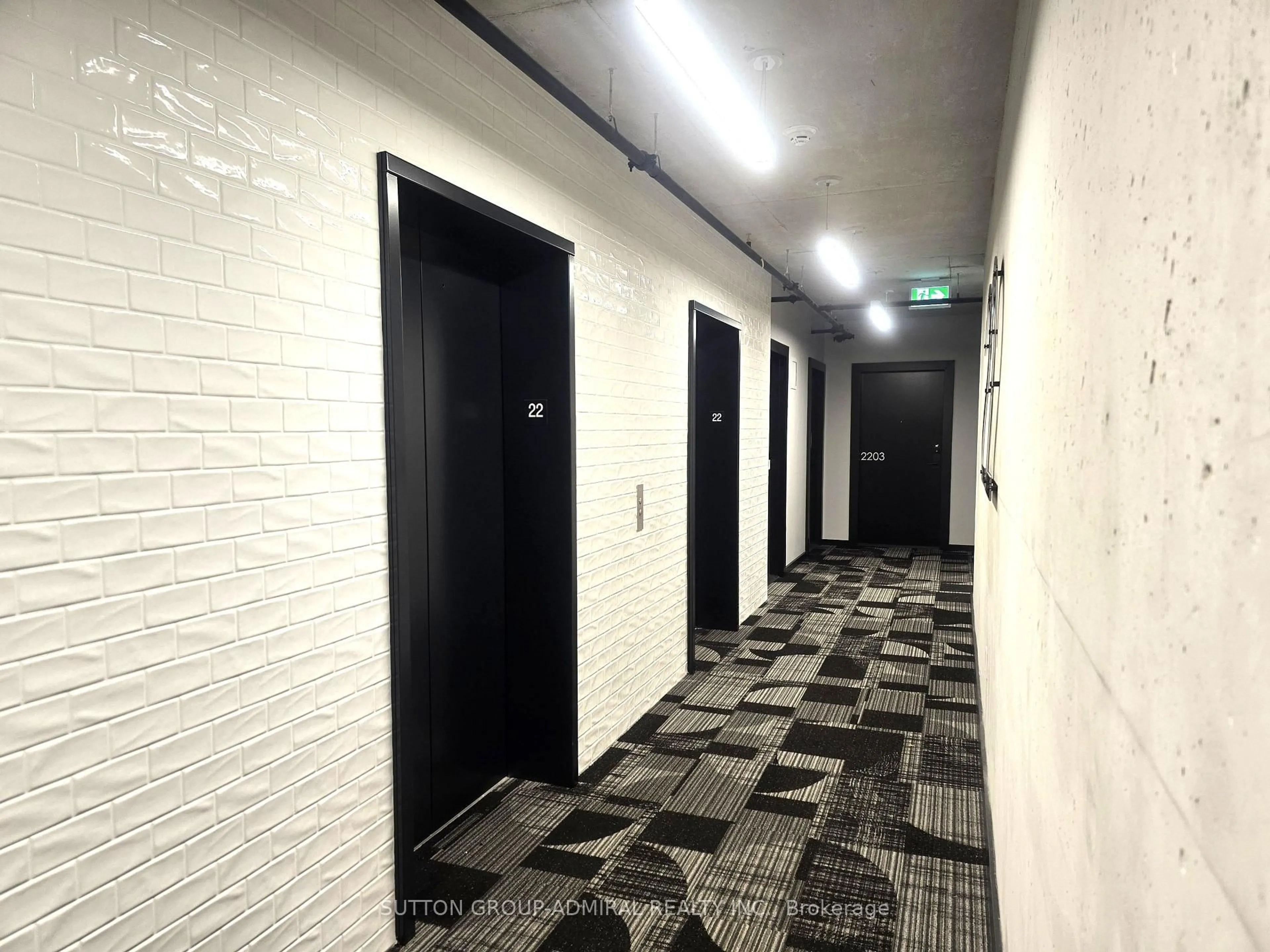 Indoor foyer for 284 King St #2202, Toronto Ontario M5A 1K4