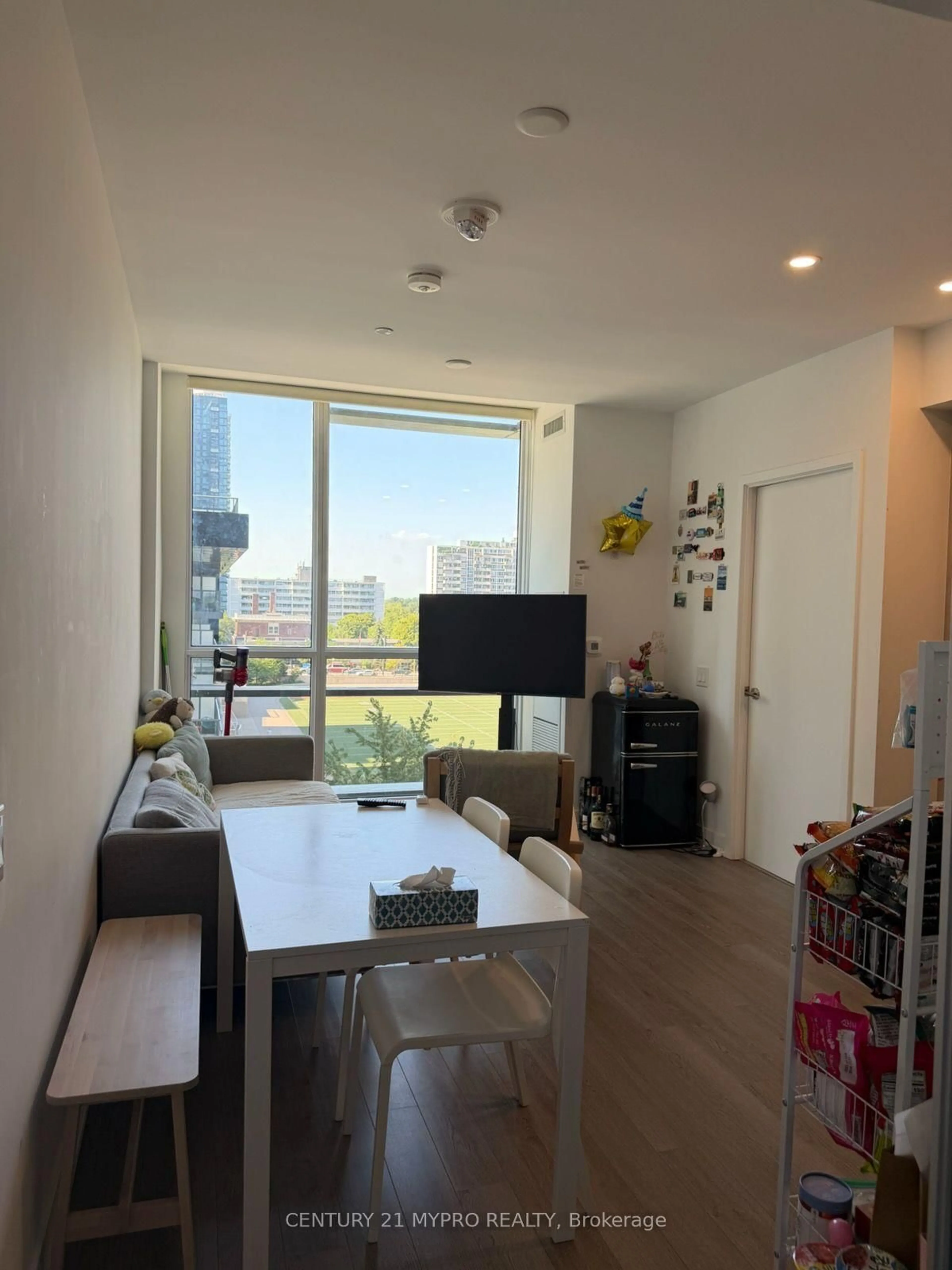 A pic of a room for 39 Roehampton Ave ##412, Toronto Ontario M4P 0G1