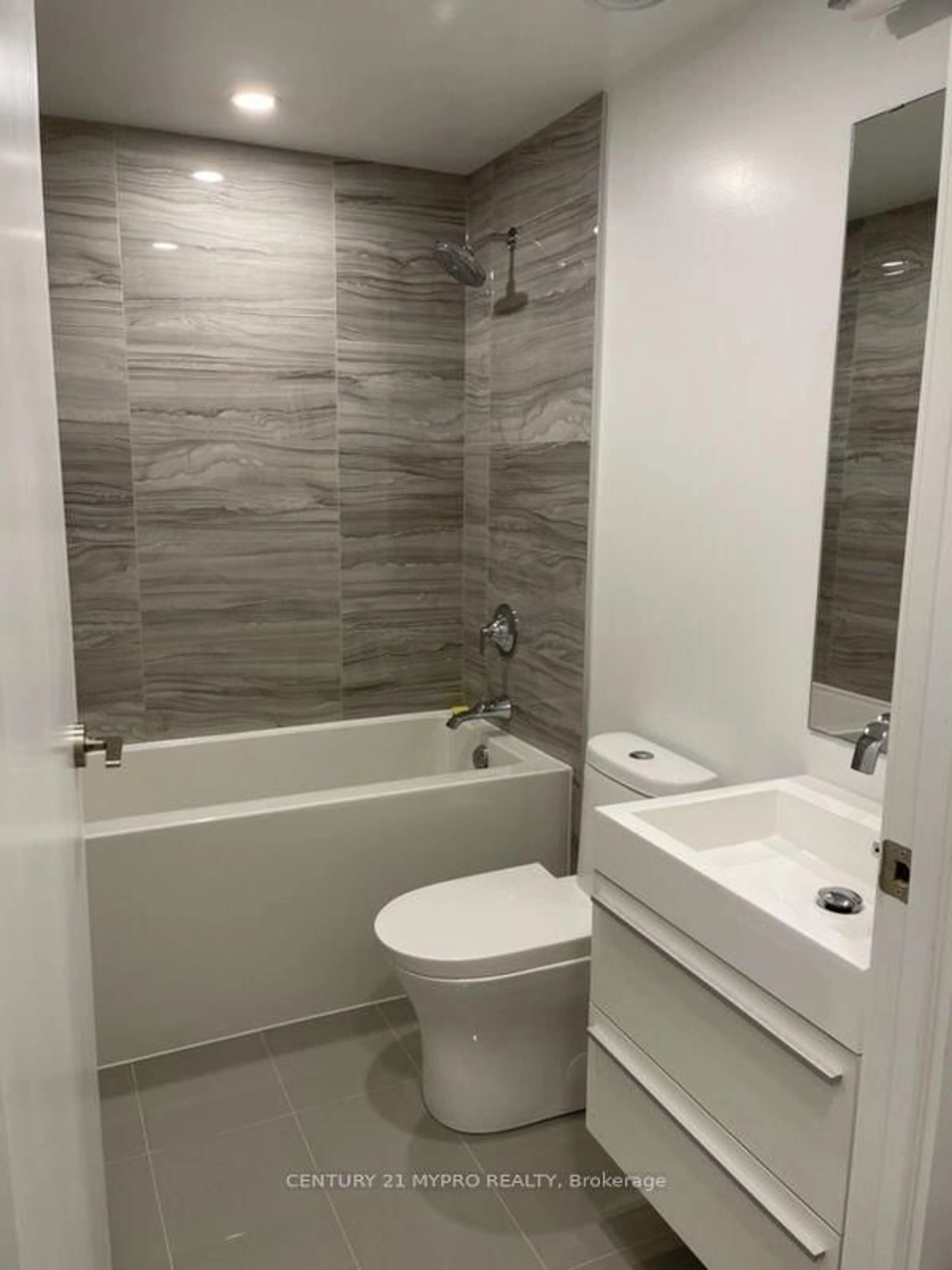 Standard bathroom, ceramic/tile floor for 39 Roehampton Ave ##412, Toronto Ontario M4P 0G1