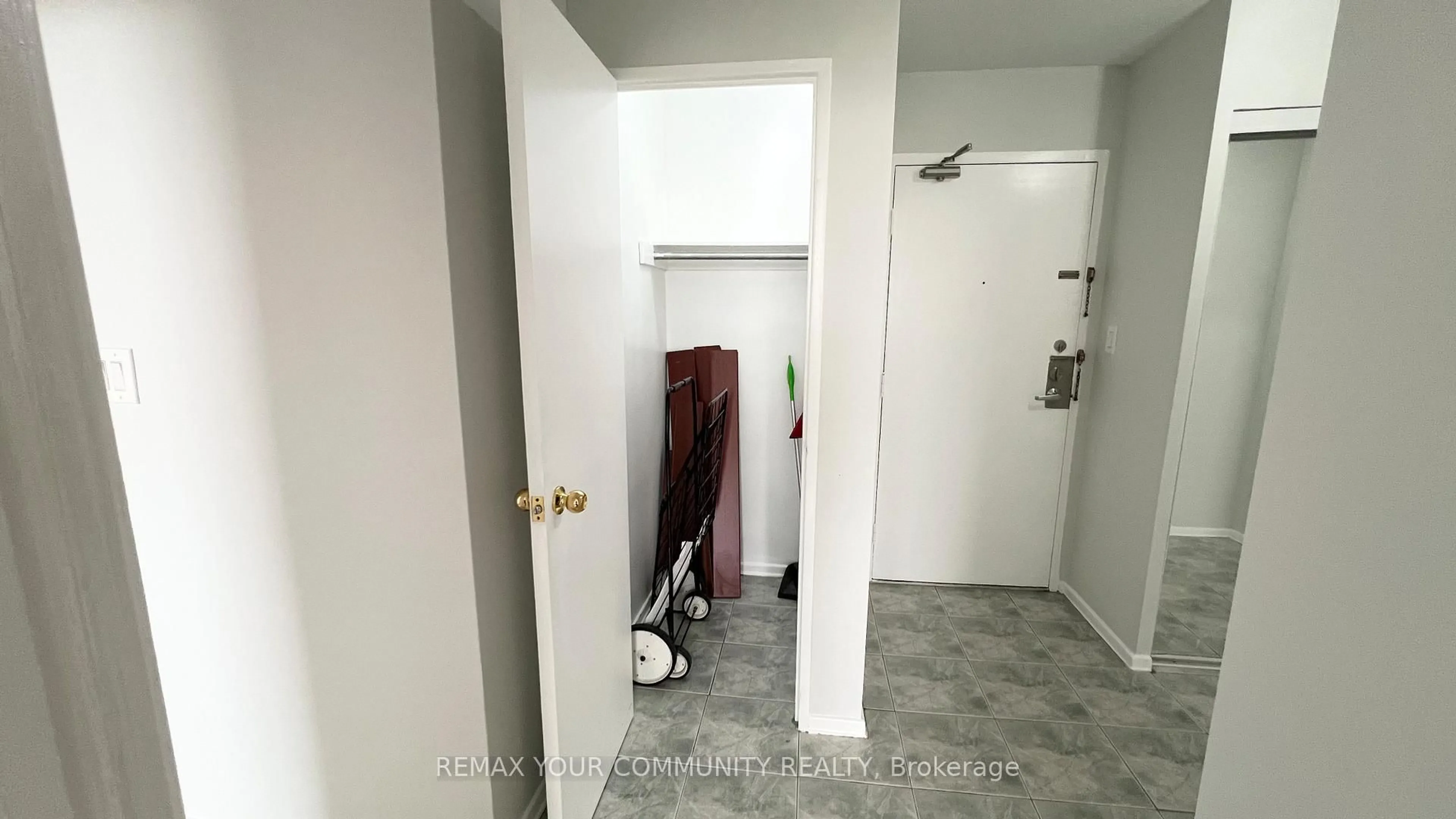 Indoor entryway for 5 Shady Gfwy #1606, Toronto Ontario M3C 3A5