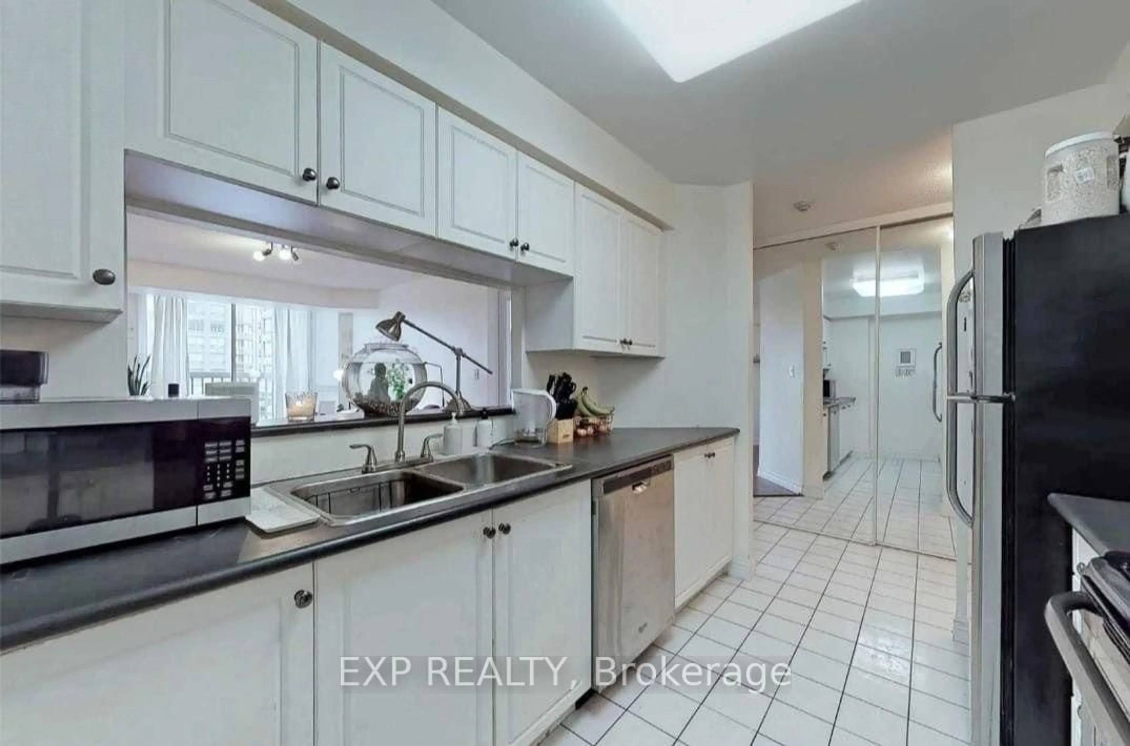 Standard kitchen, ceramic/tile floor for 1700 Eglinton Ave #522, Toronto Ontario M4A 1J7
