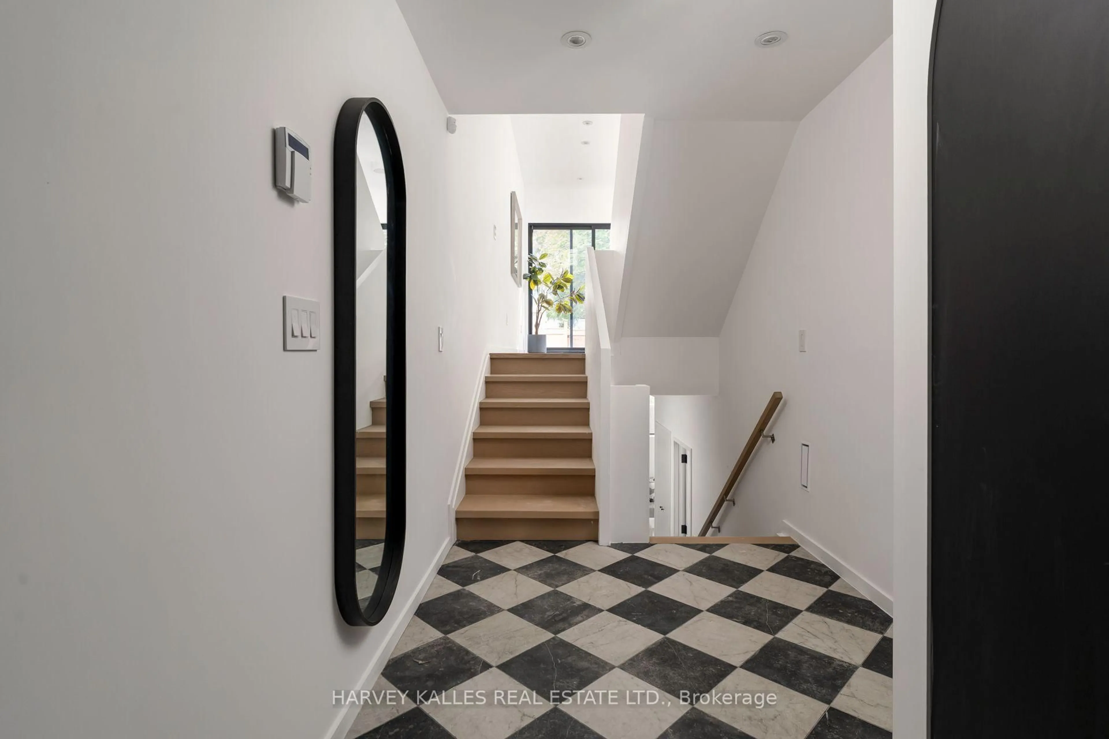 Indoor foyer for 534 Duplex Ave, Toronto Ontario M4R 1E6