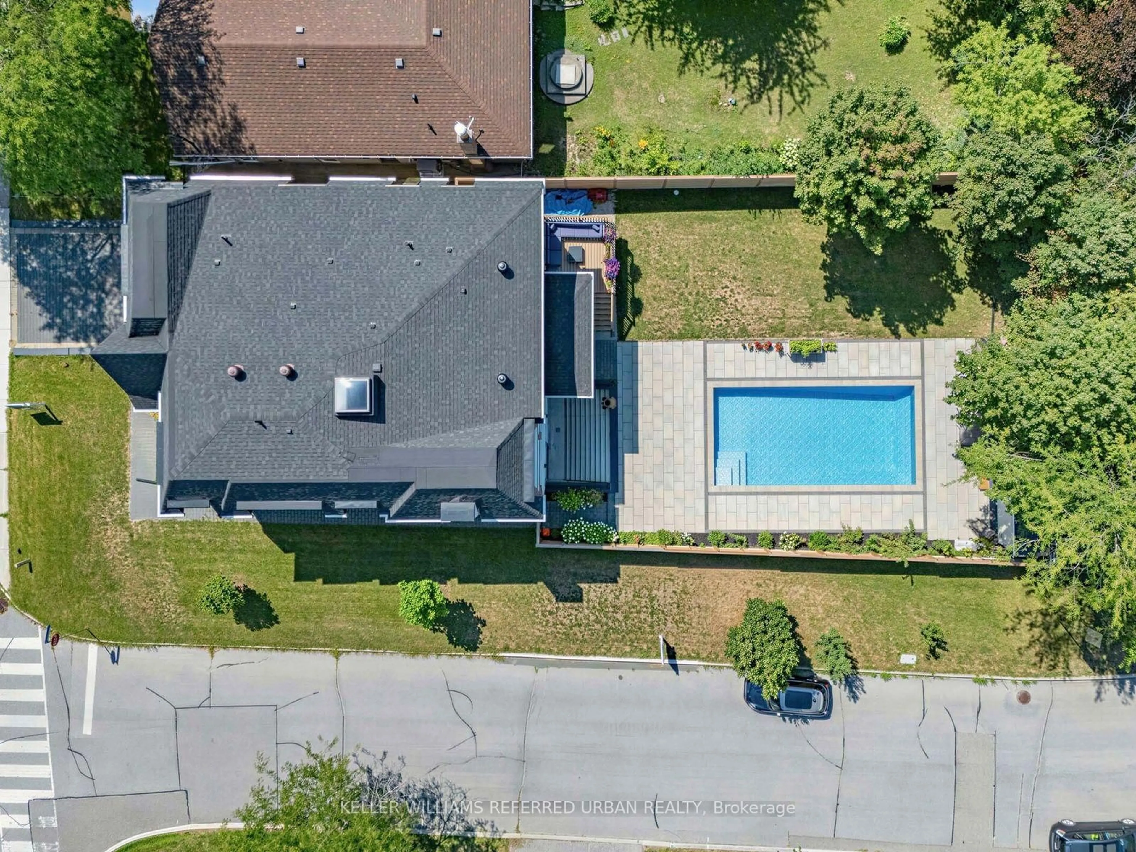 A pic from outside/outdoor area/front of a property/back of a property/a pic from drone, street for 35 Lloydminster Cres, Toronto Ontario M2M 2R9