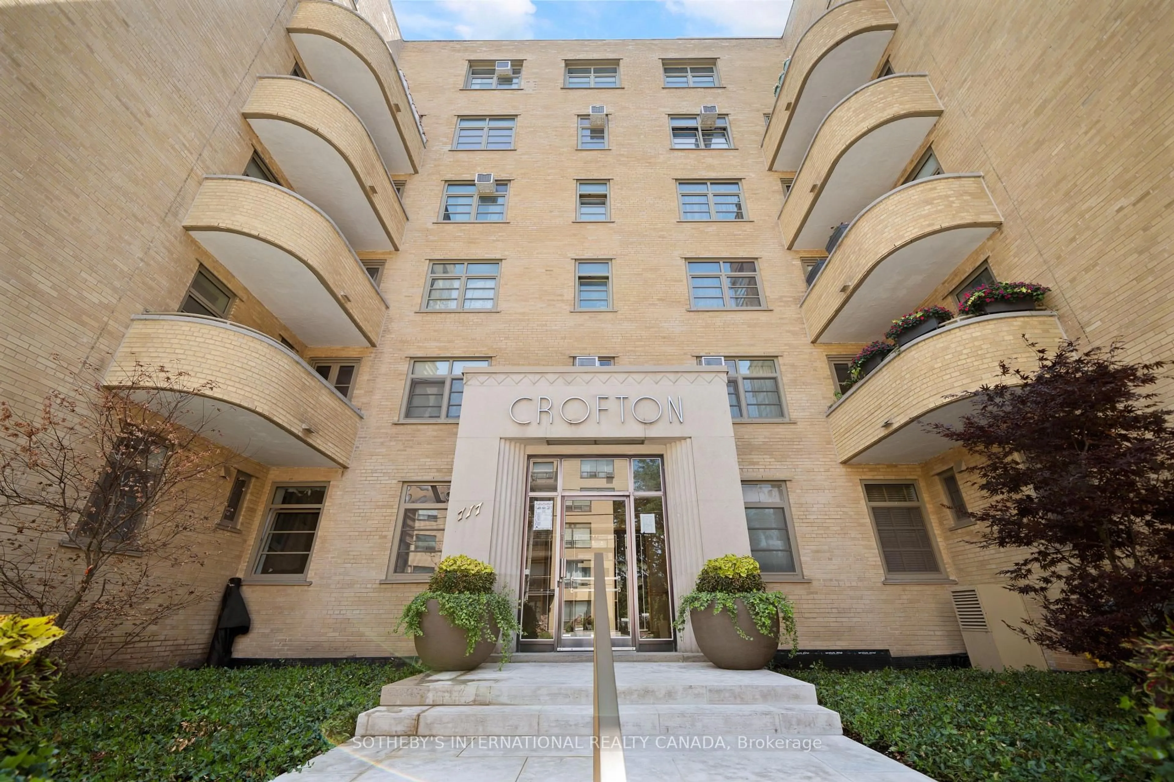 Indoor foyer for 717 Eglinton Ave #510, Toronto Ontario M5N 1C9