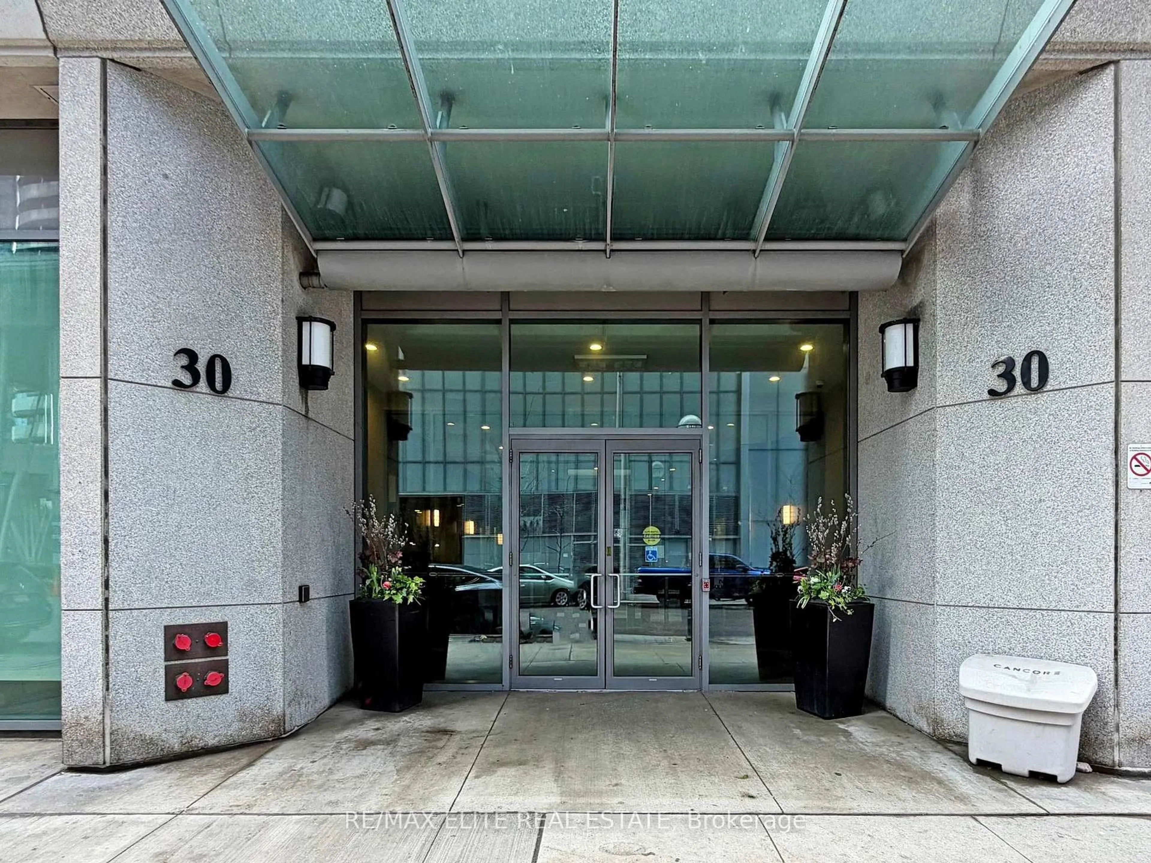 Lobby for 30 Grand Trunk Cres #1806, Toronto Ontario M5J 3A4