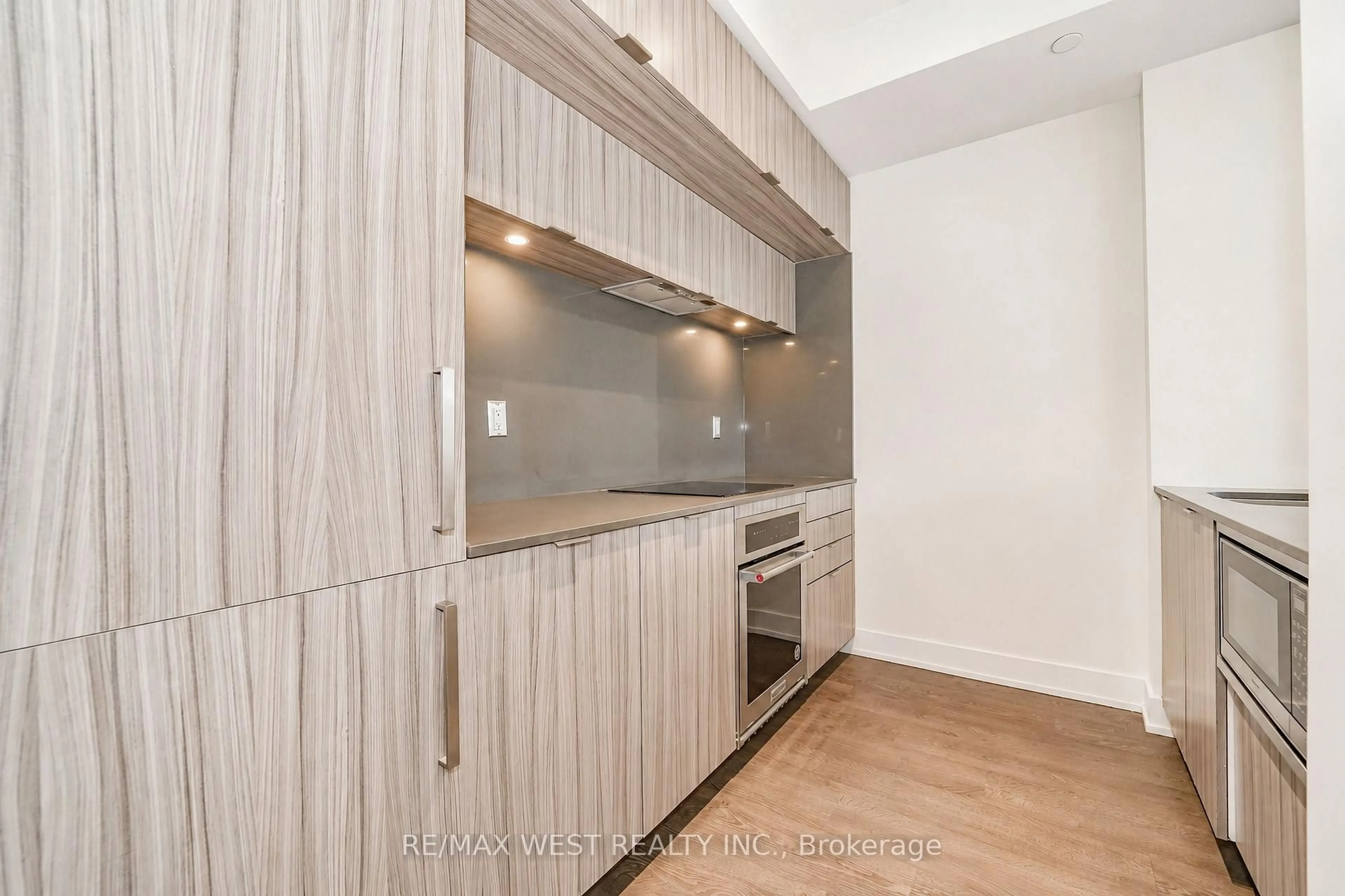 Standard kitchen, wood/laminate floor for 80 Vanauley St #203, Toronto Ontario M5T 0C9